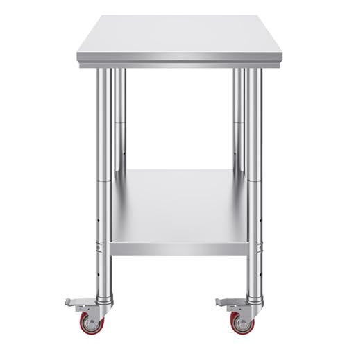 Une table de préparation en acier inoxydable argenté avec étagère et roues sur fond blanc.