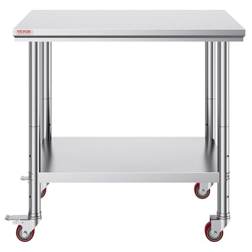 Table de travail en acier inoxydable avec étagère inférieure et roulettes rouges.