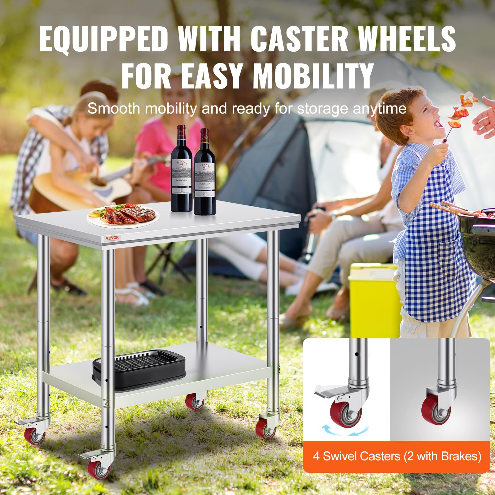 Une table en inox à roulettes sur de l'herbe, avec un camping en arrière-plan.