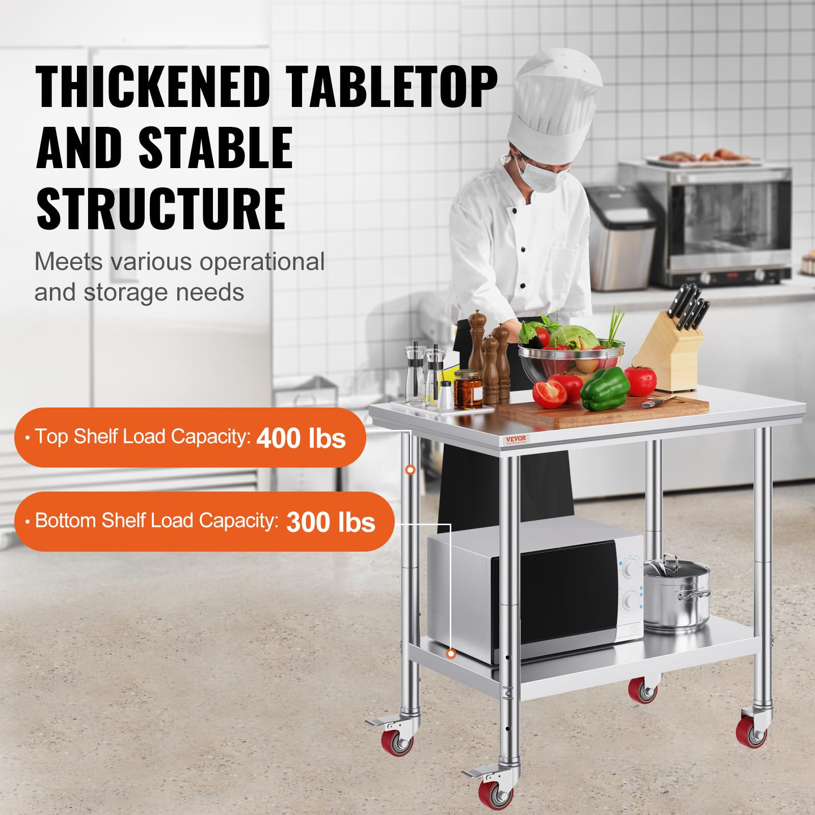 Une table de préparation en inox avec micro-ondes, légumes frais et ustensiles, et un chef en arrière-plan.