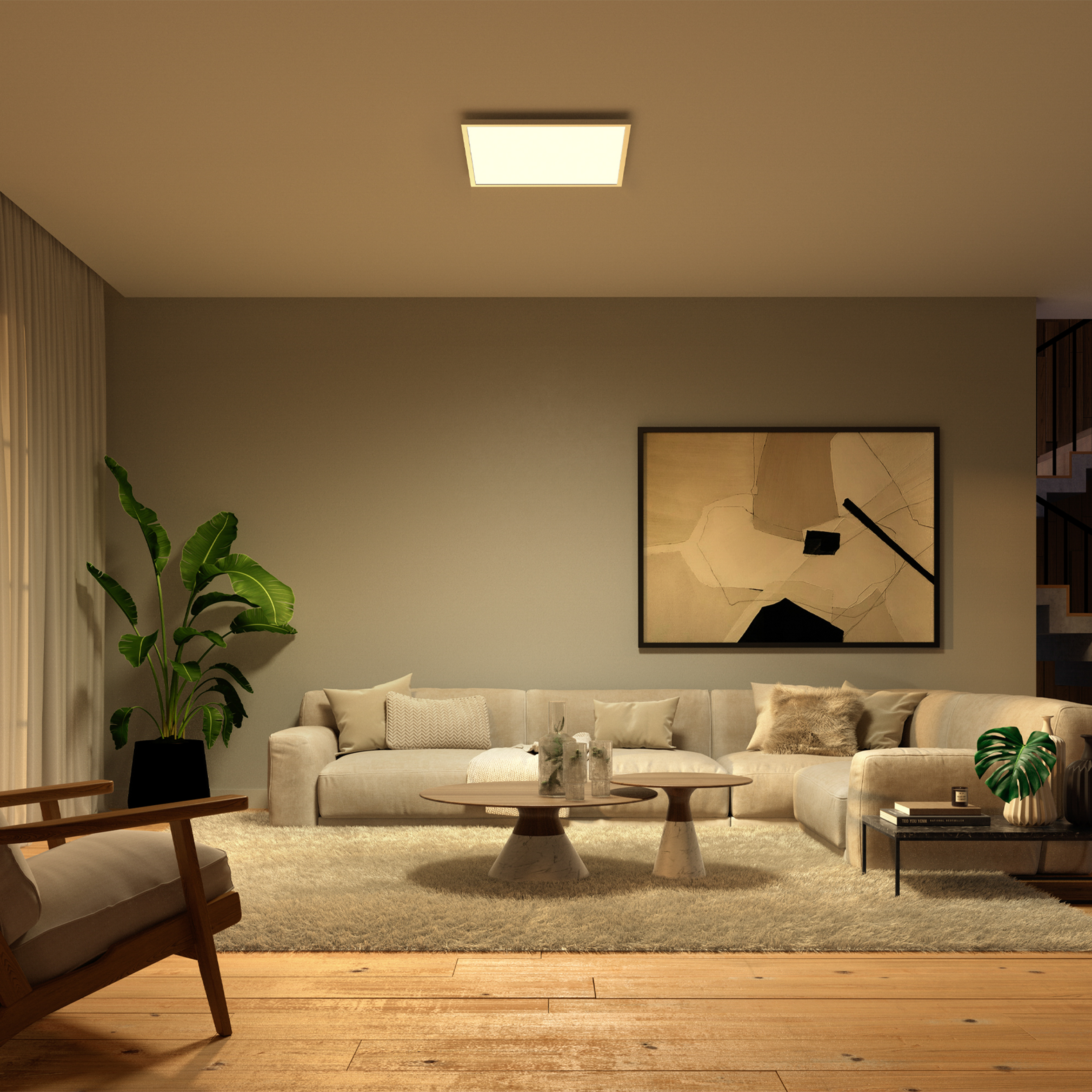 Un salon chaleureux et moderne avec un canapé d'angle beige, de l'art abstrait, des plantes et du parquet.