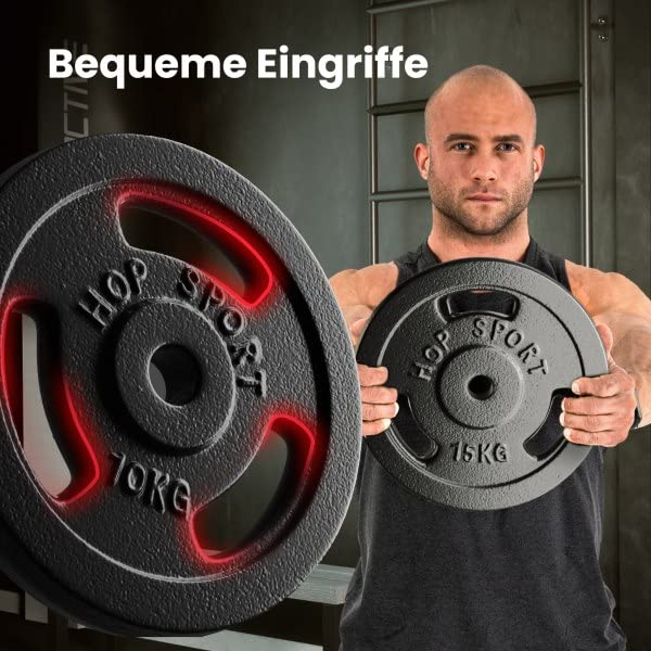 Ein kahlköpfiger Mann hält eine Hop-Sport Hantelscheibe in einem Fitnessstudio, im Vordergrund ist eine weitere Scheibe.