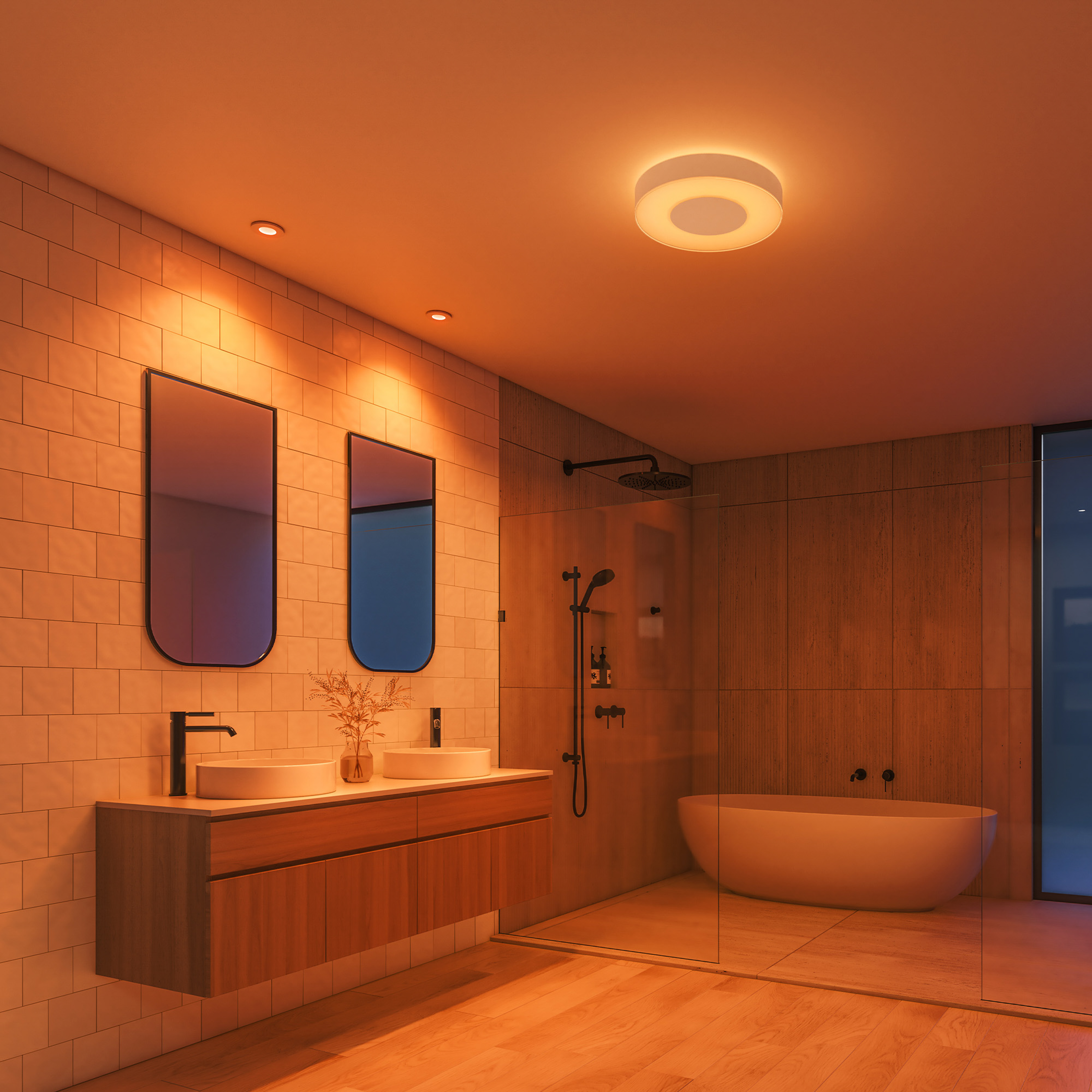 Un bagno moderno e caldo con doppio lavabo, vasca da stiro e doccia in vetro, illuminato da una plafoniera.