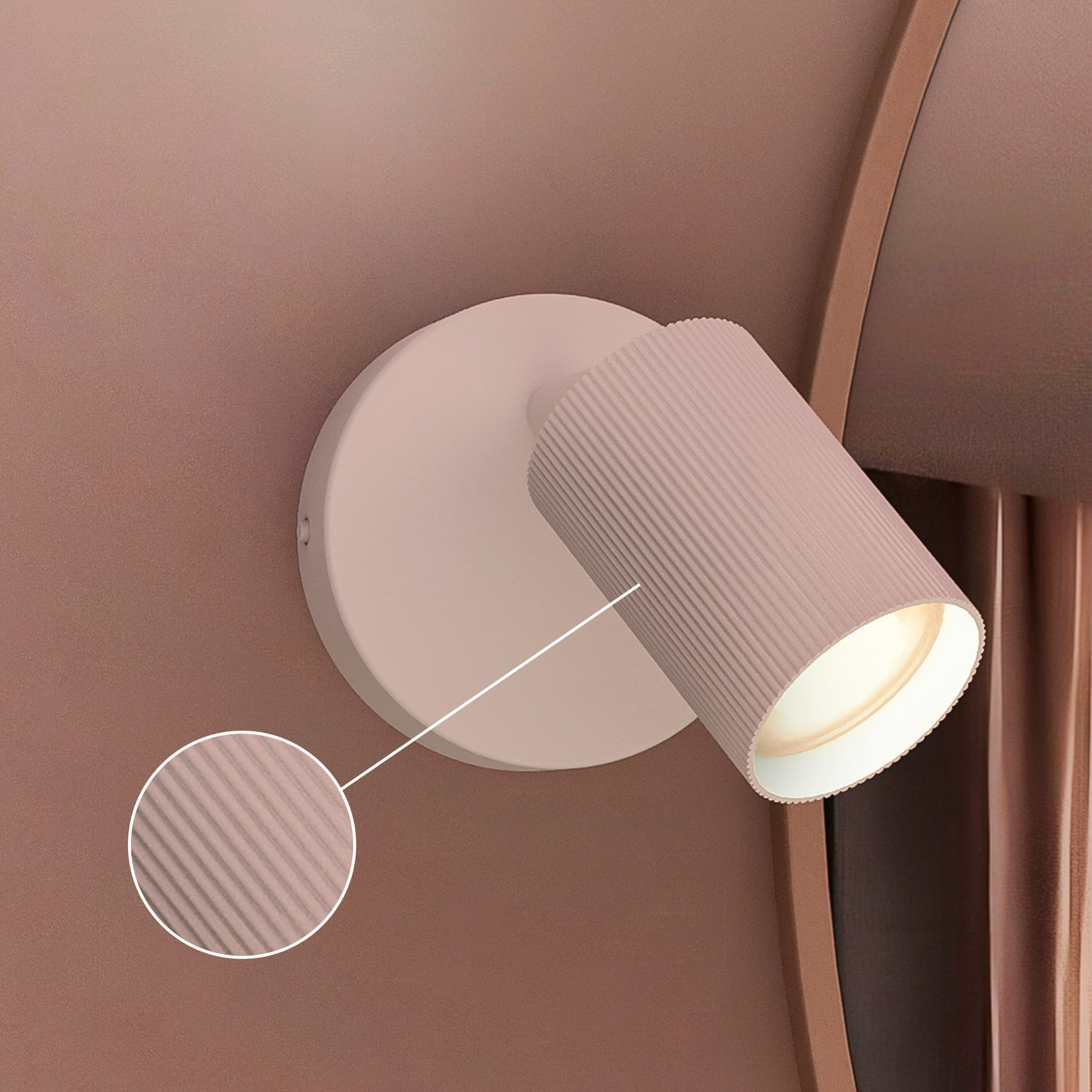 Eine rosa Wandleuchte mit geripptem Design, angebracht an einer passenden Wand.