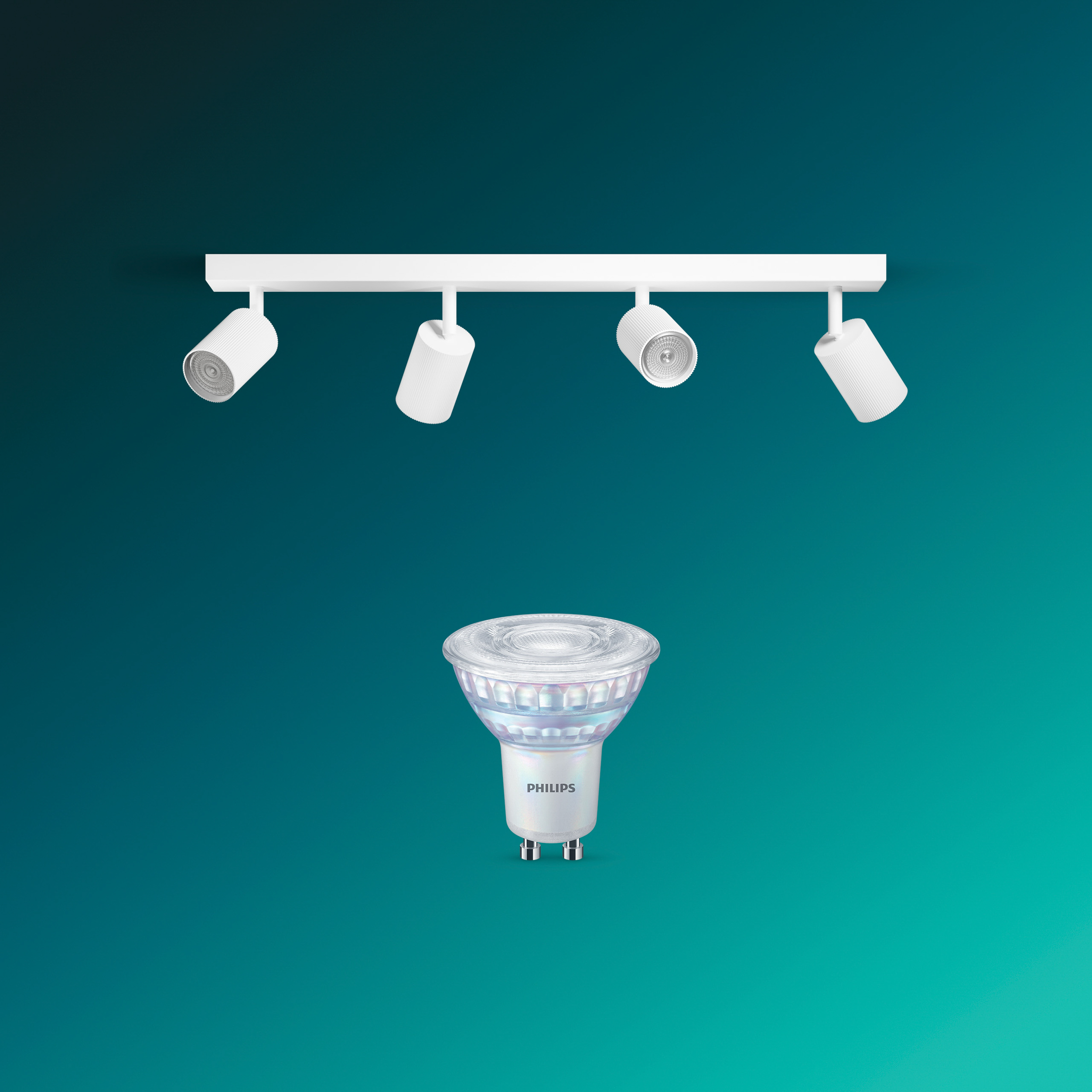 Eine Philips LED-Glühbirne steht vor einem blauen Hintergrund unter einer weißen Deckenleuchte mit vier Strahlern.