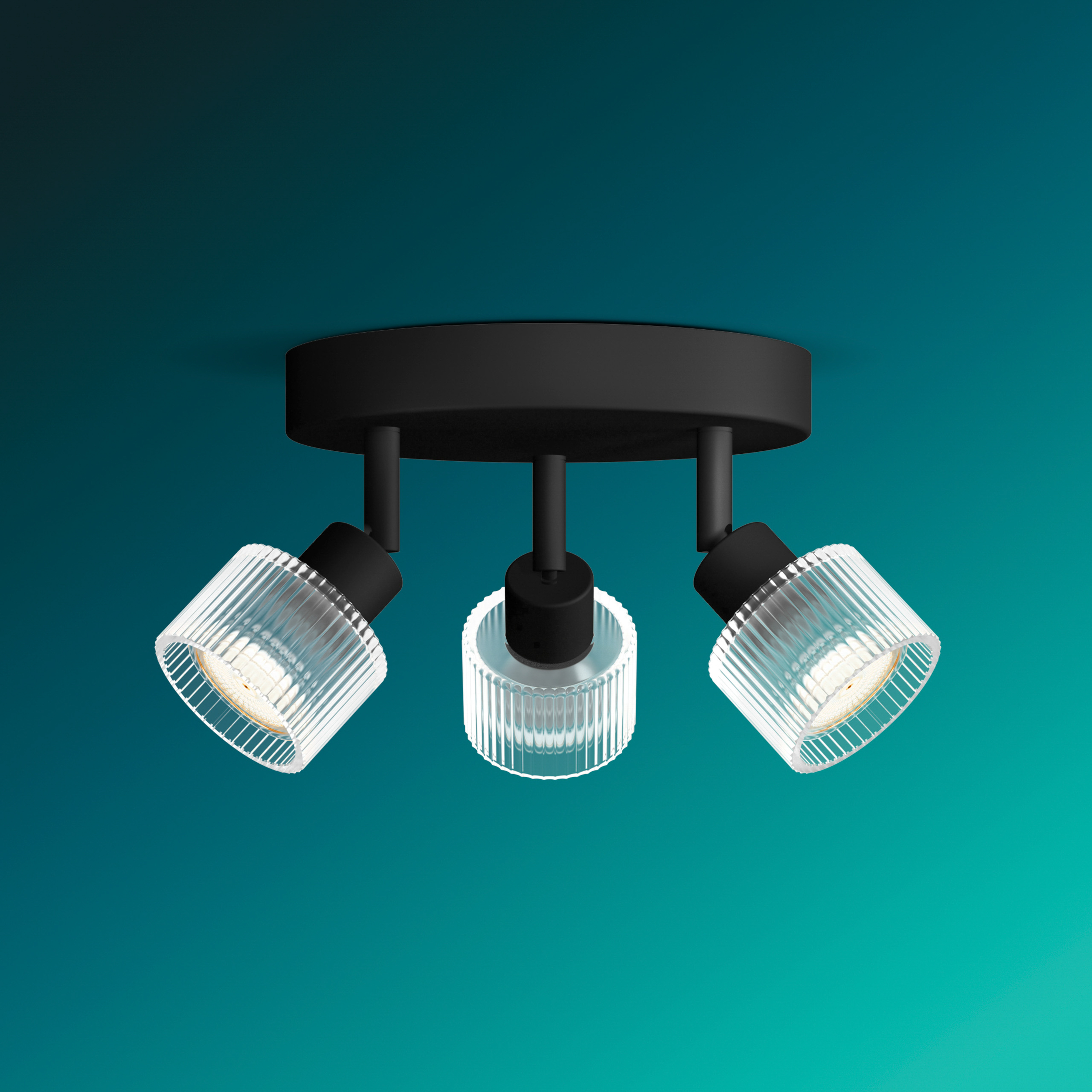 Schwarze Deckenlampe mit drei gerippten Glaskolben und warmem Licht vor blauem Hintergrund.