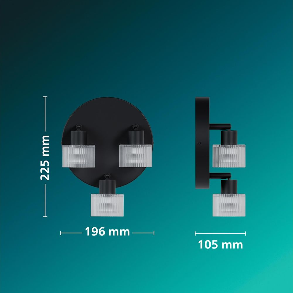 Technische Zeichnung einer schwarzen dreiflammigen Wandlampe mit Maßen vor türkisem Hintergrund.