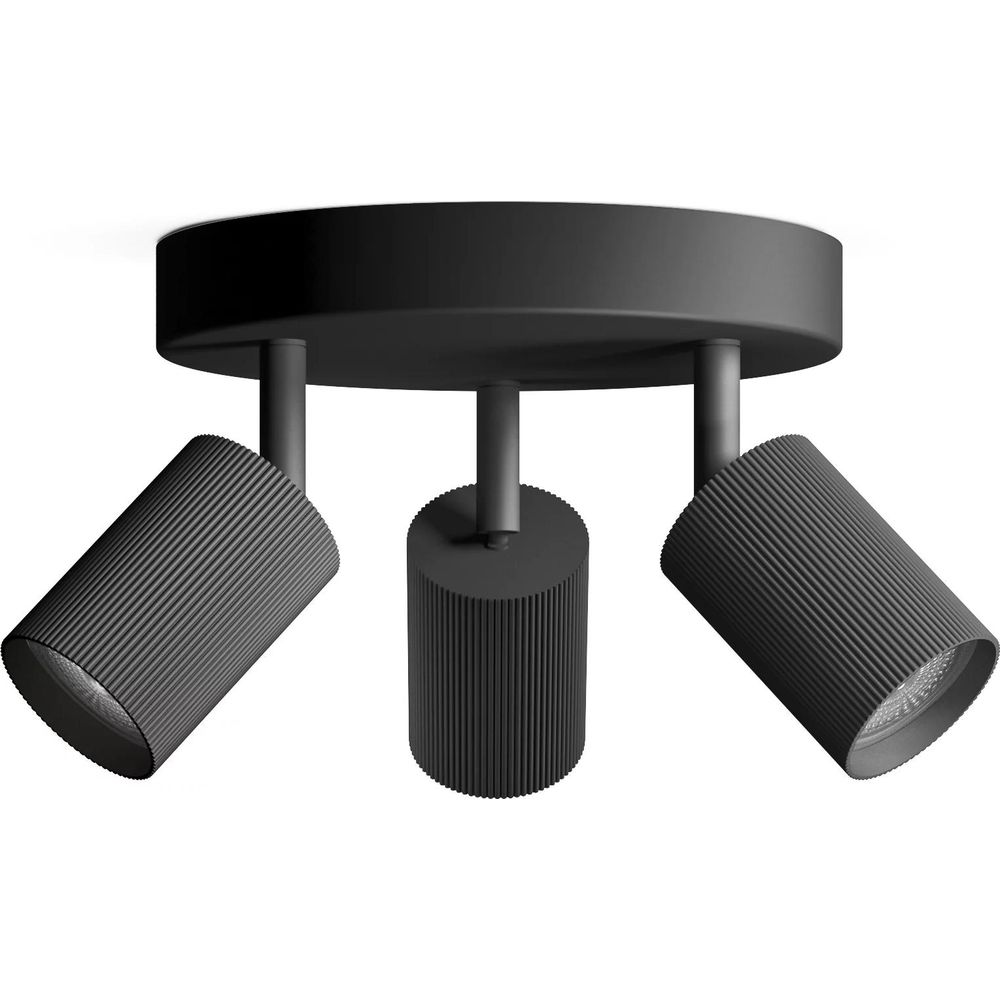 Schwarze Deckenlampe mit drei gerillten zylindrischen Strahlern auf weißem Hintergrund.