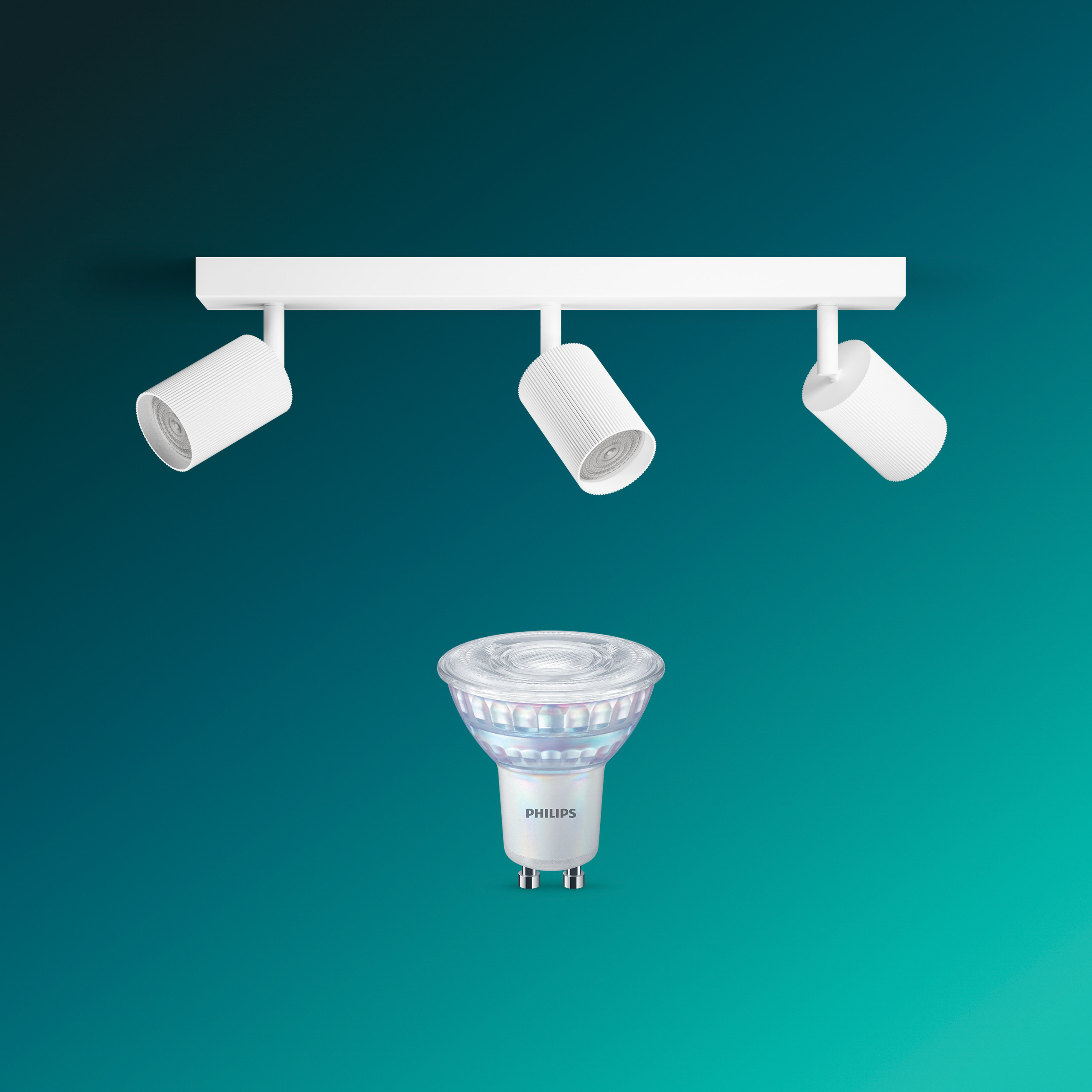 Eine weiße Philips LED-Strahlerlampe vor einer dreiflammigen weißen Deckenleuchte auf blauem Hintergrund.