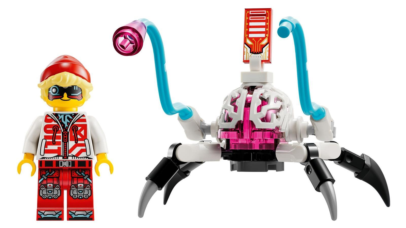 Lego-Minifigur mit roten Hosen und roter Mütze neben einer weißen Roboter-Spinne mit blauen Armen und pinken Details.