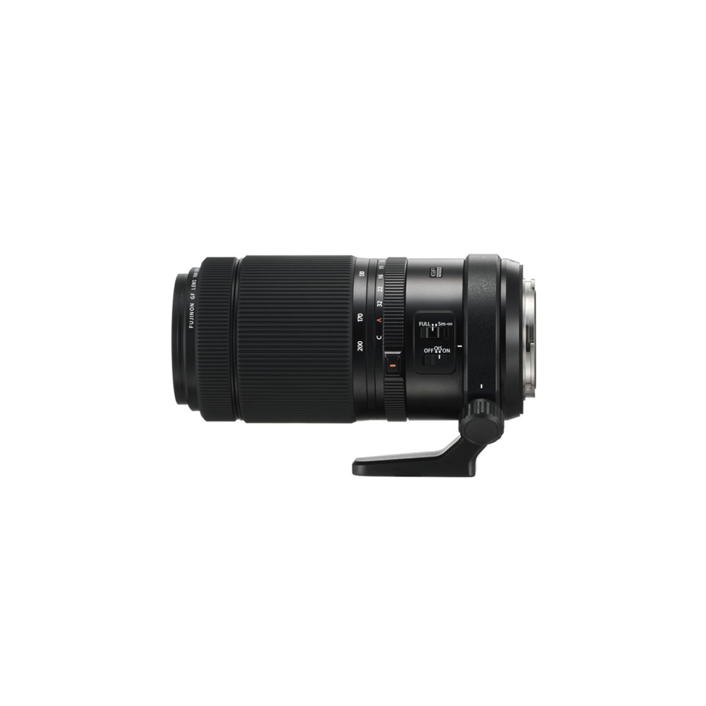 Un teleobiettivo nero per fotocamera con supporto per treppiede su sfondo bianco.