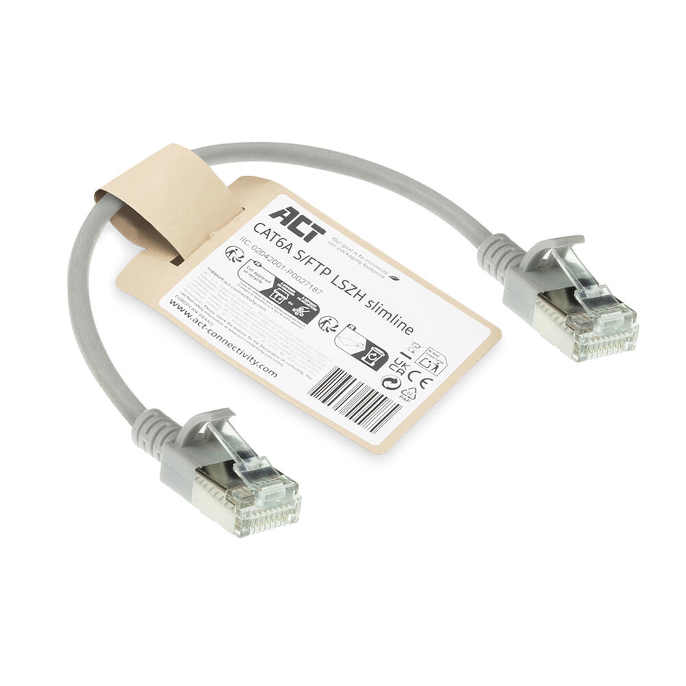 Ein kurzes graues Cat6A S/FTP-Netzwerkabel mit beschrifteter brauner Papierbanderole auf weißem Grund.
