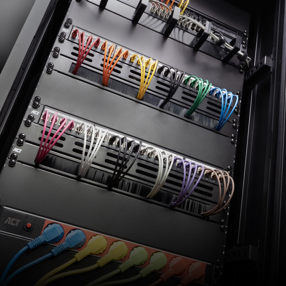 Netzwerkschrank mit bunten Patchkabeln in Vorder- und Hintergrund.