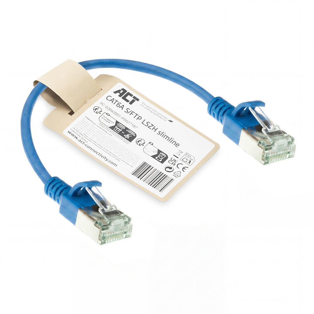 Ein blaues Cat6A Patchkabel mit Steckern an beiden Enden und einem Produktetikett, isoliert auf weißem Hintergrund.