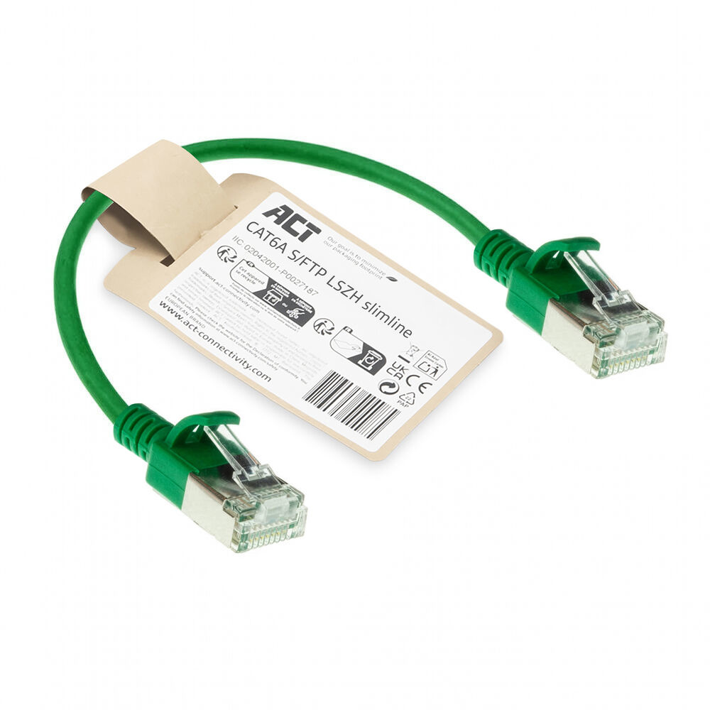 Ein grünes CAT6A S/FTP LSZH Slimline-Netzwerkkabel mit RJ45-Steckern und Produktetikett vor weißem Hintergrund.