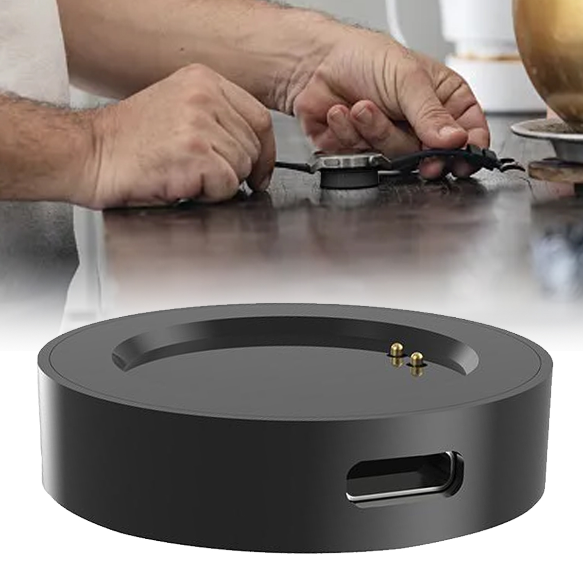 Ein schwarzer, runder Smartwatch-Ladeständer mit Ladekontakten und einem USB-Anschluss.