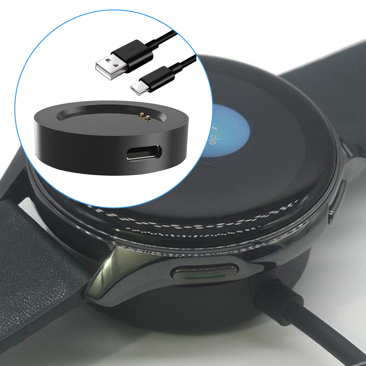 Eine schwarze Smartwatch liegt auf einer Ladestation mit angeschlossenem Kabel, während ein Inset das Dock und das USB-Kabel zeigt.