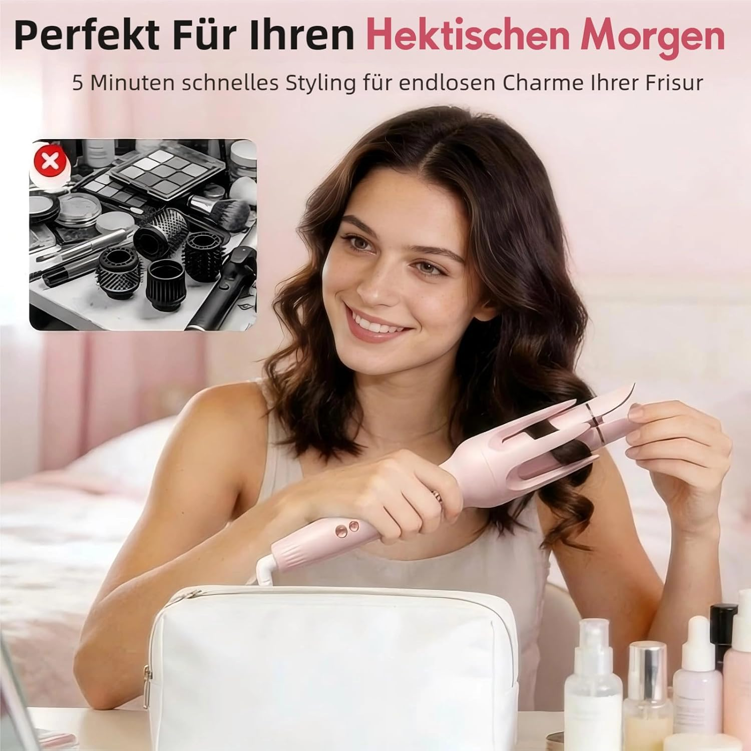 Eine lächelnde Frau benutzt einen pinken automatischen Lockenstab neben Kosmetikflaschen.
