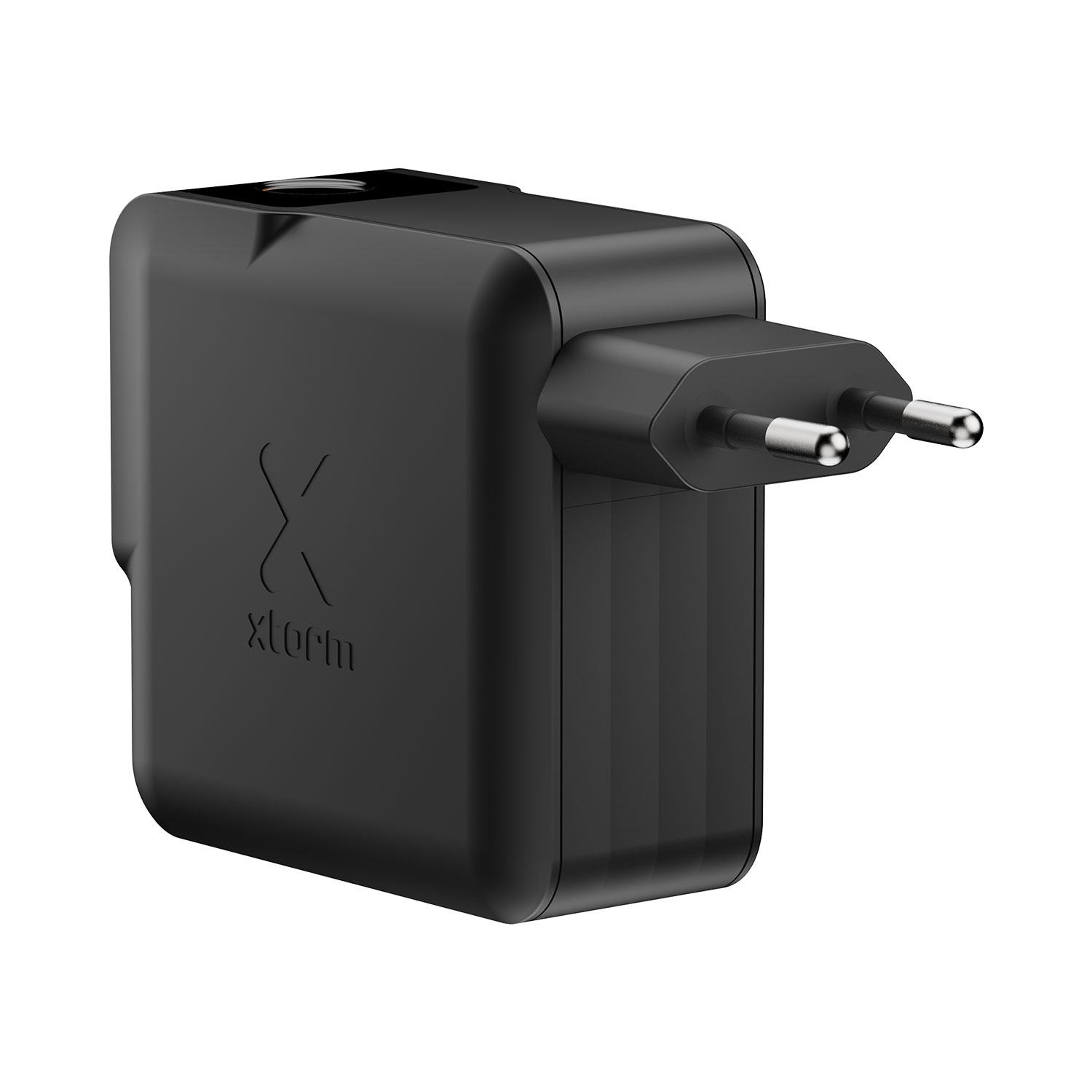 Ein schwarzes Xtorm-Wandladegerät mit europäischem Zweistiftstecker auf weißem Hintergrund.