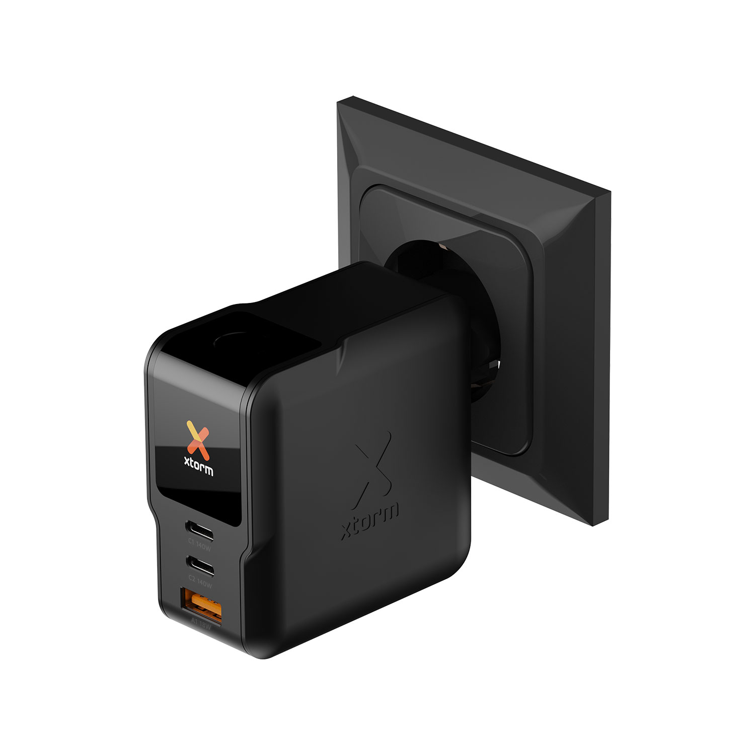 Ein schwarzes Xtorm USB-Ladegerät mit mehreren Anschlüssen steckt in einer schwarzen Wandsteckdose.