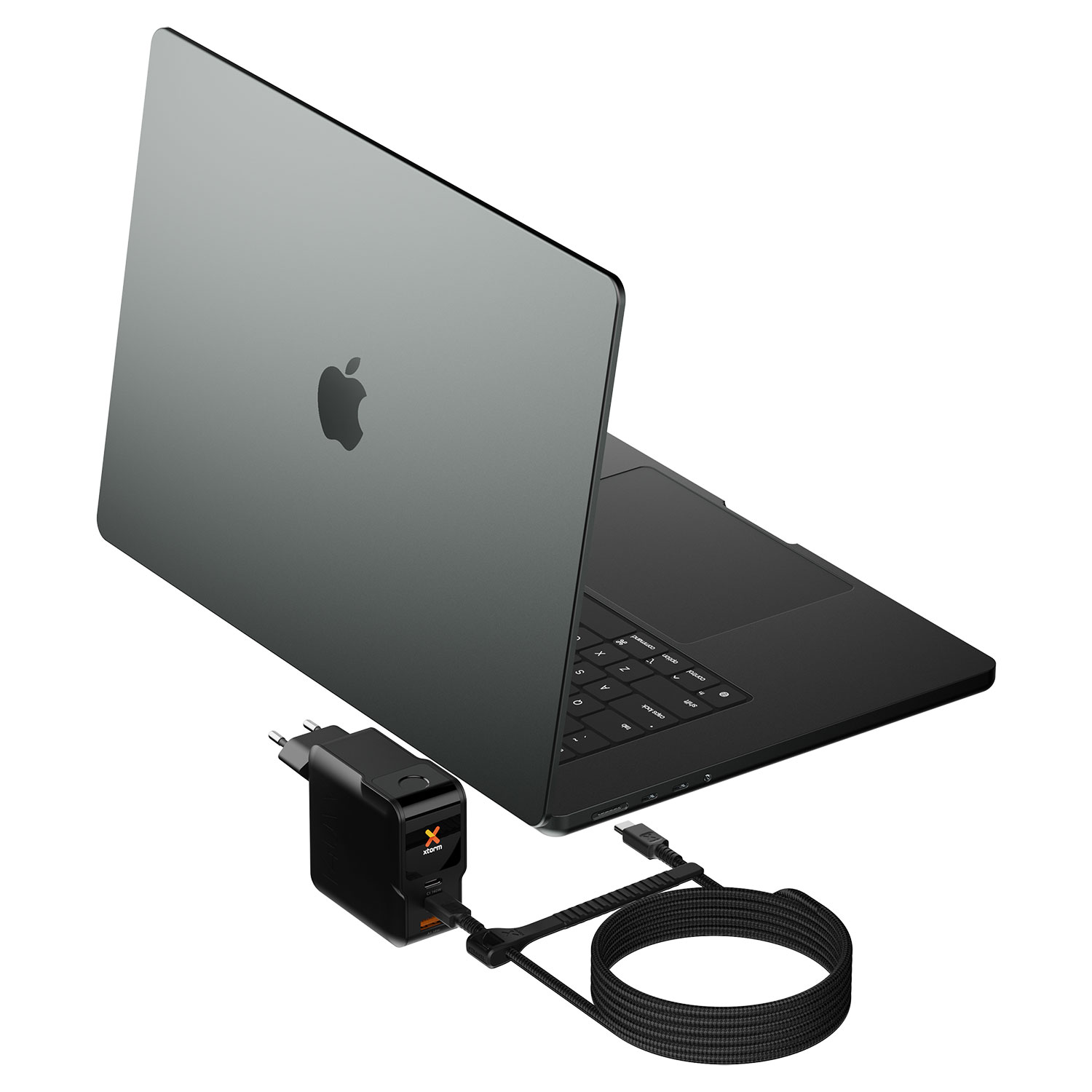 Ein grauer Laptop steht auf weißem Hintergrund, verbunden mit einem schwarzen Xtorm-Ladegerät und Kabel.