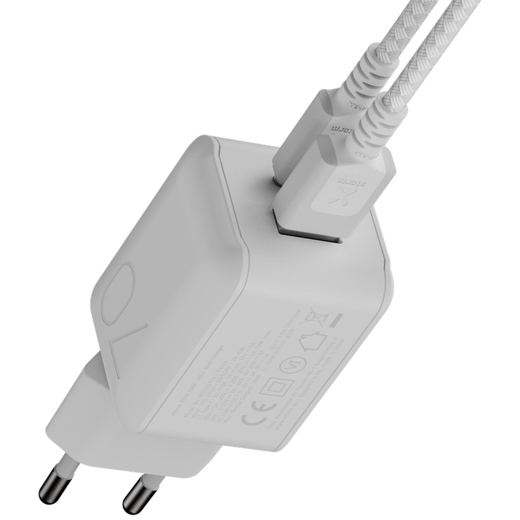 Ein weißes USB-Ladegerät mit zwei eingesteckten Kabeln gegen weißen Hintergrund.