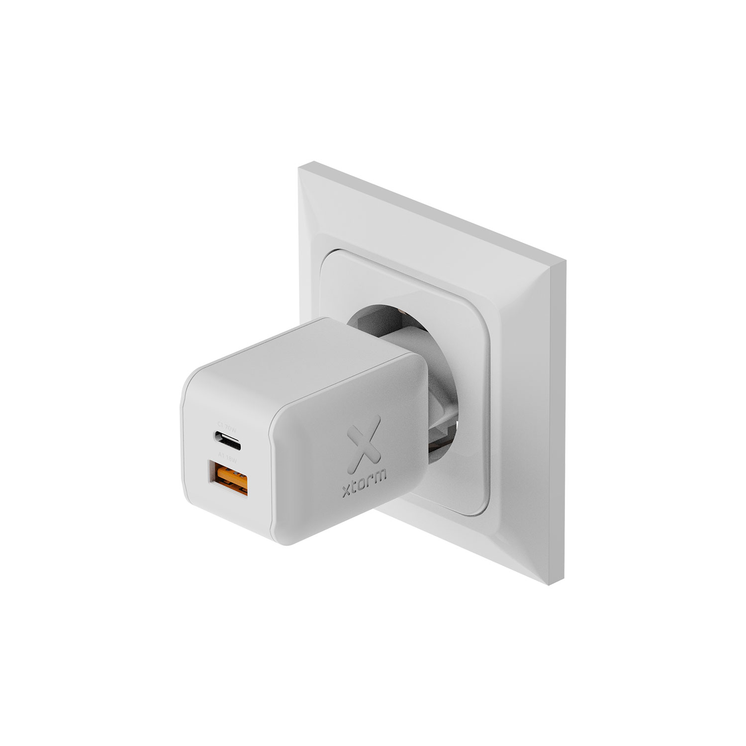 Ein weißer Xtorm-USB-Ladestecker steckt in einer weißen Wandsteckdose.