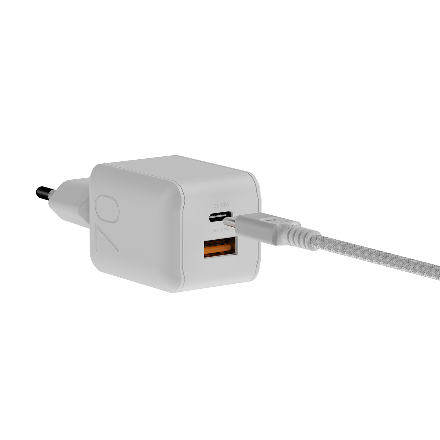 Weißes 70W-USB-Wandladegerät mit eingestecktem grauen geflochtenen Kabel vor weißem Hintergrund.