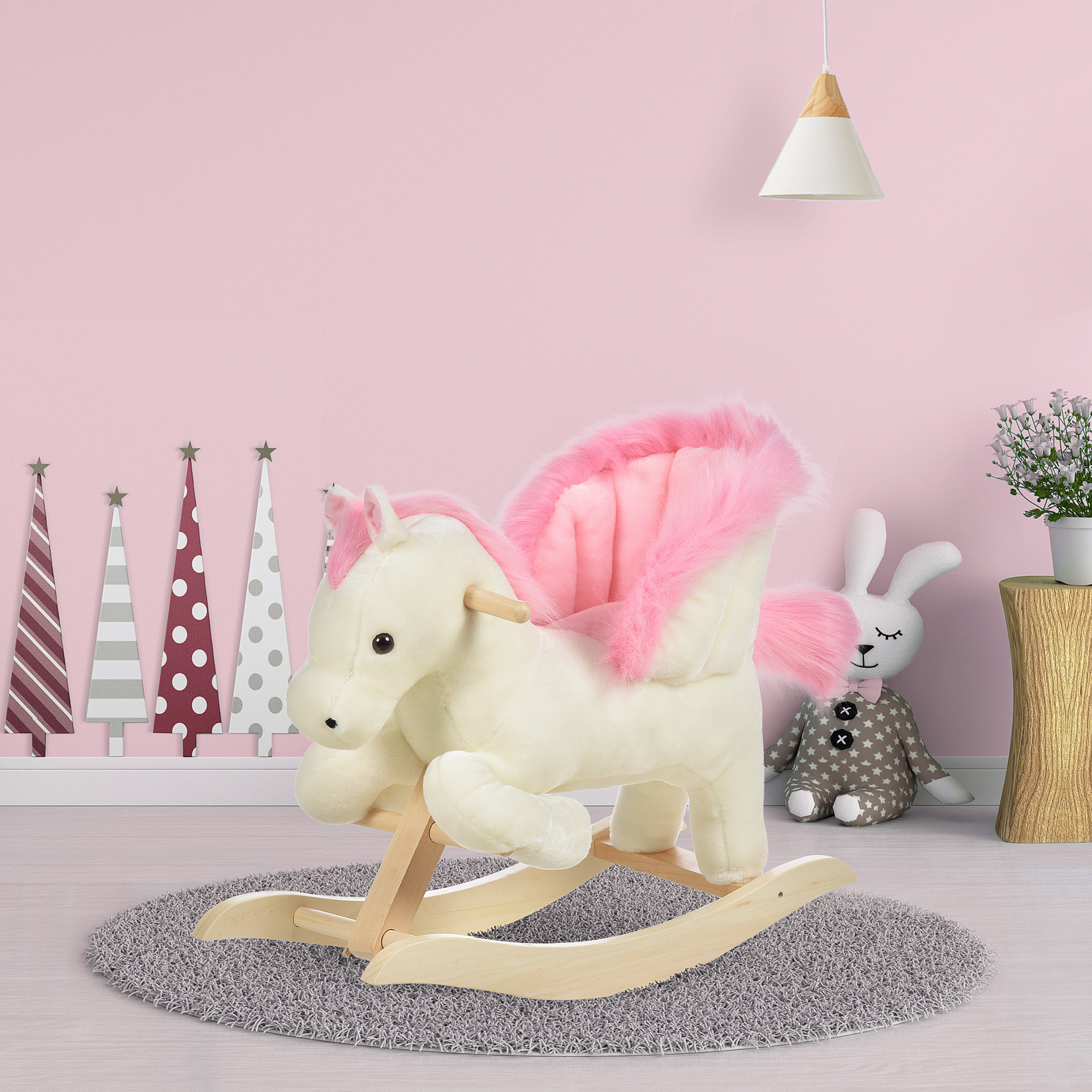 Un cavallino a dondolo di peluche bianco e rosa su un tappeto grigio in una stanza rosa.