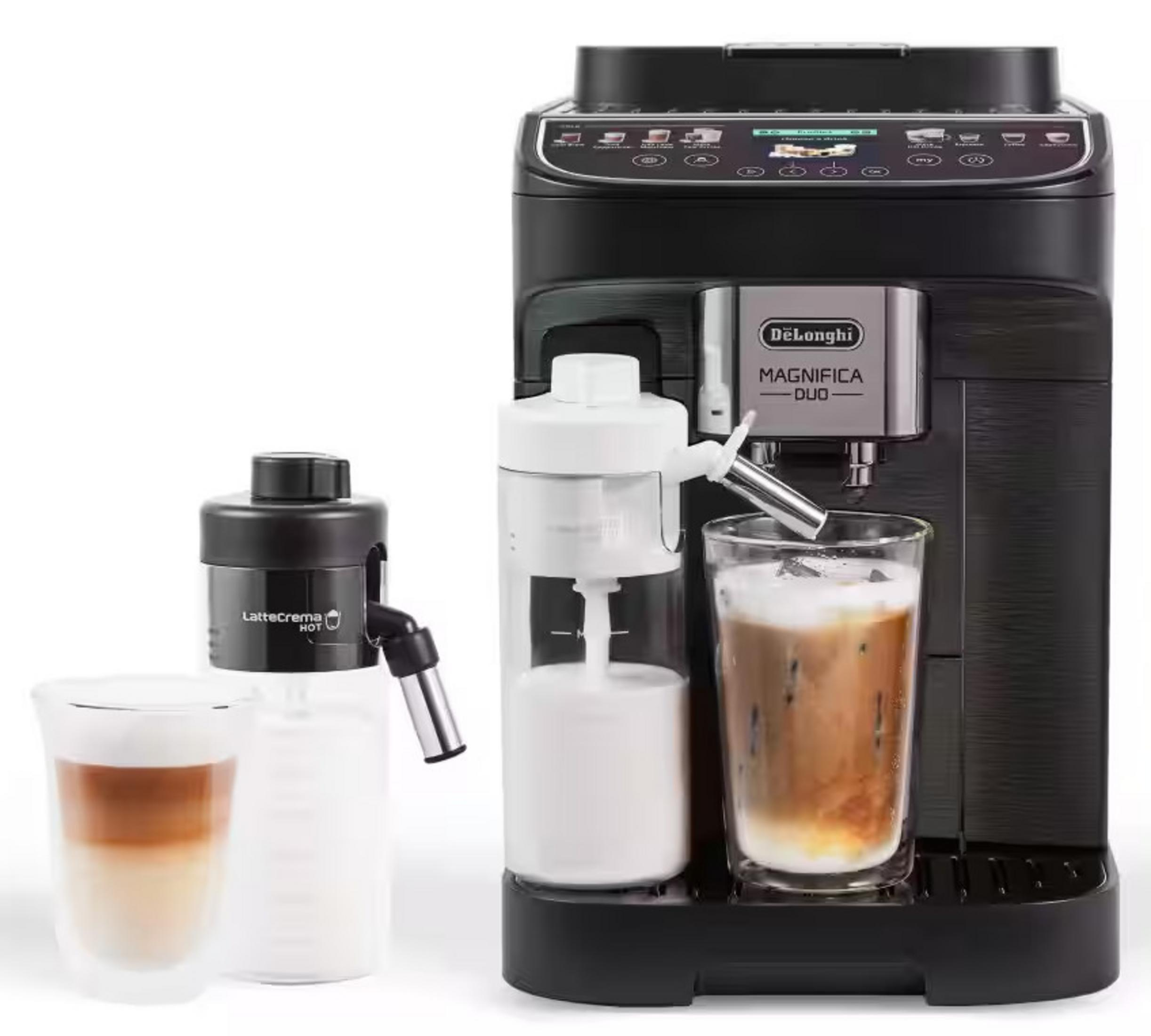 Macchina da caffè nera DeLonghi Magnifica Duo con caraffa per il latte e bicchieri di caffè macchiato.