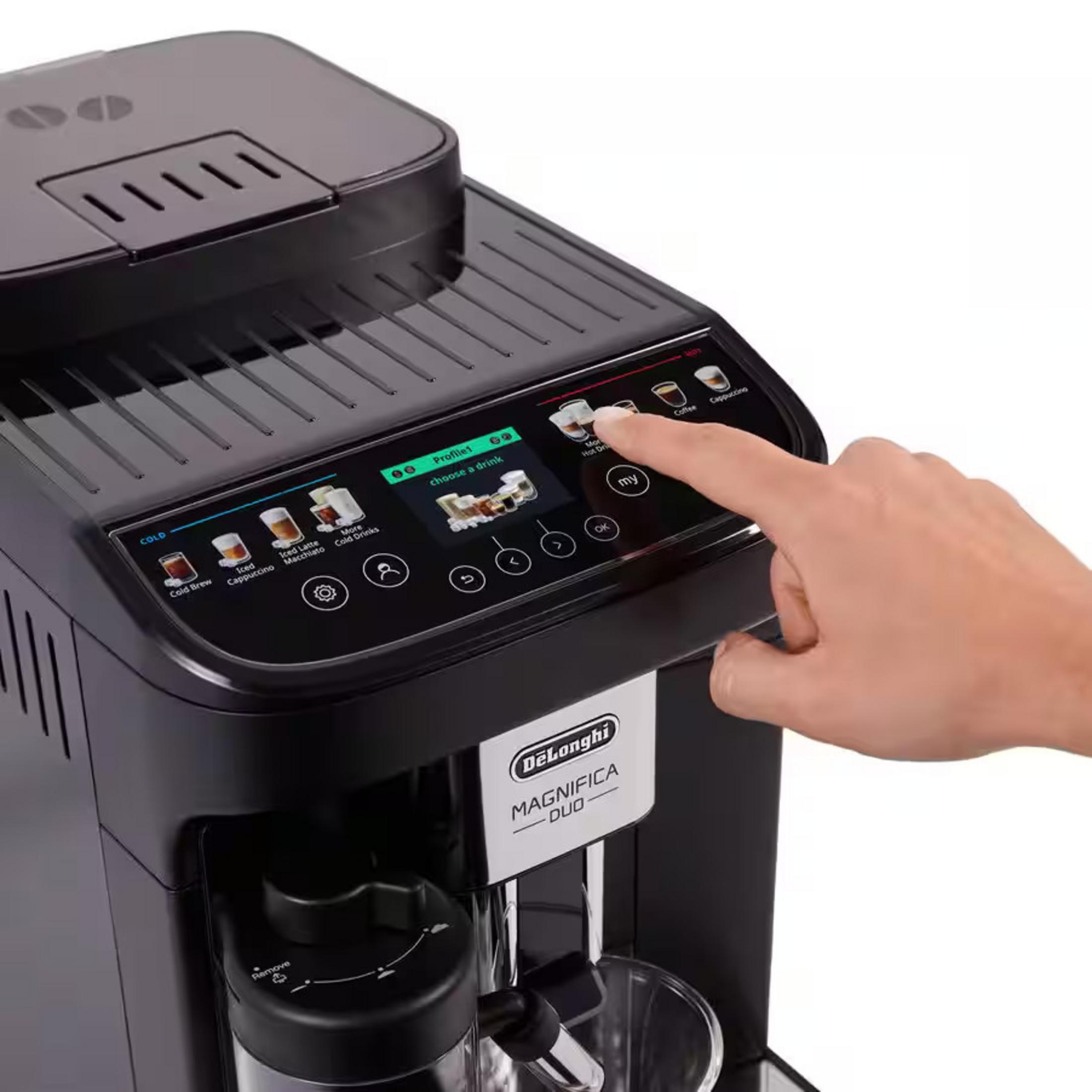 Una mano preme il touchscreen di una macchina da caffè nera DeLonghi Magnifica Duo.