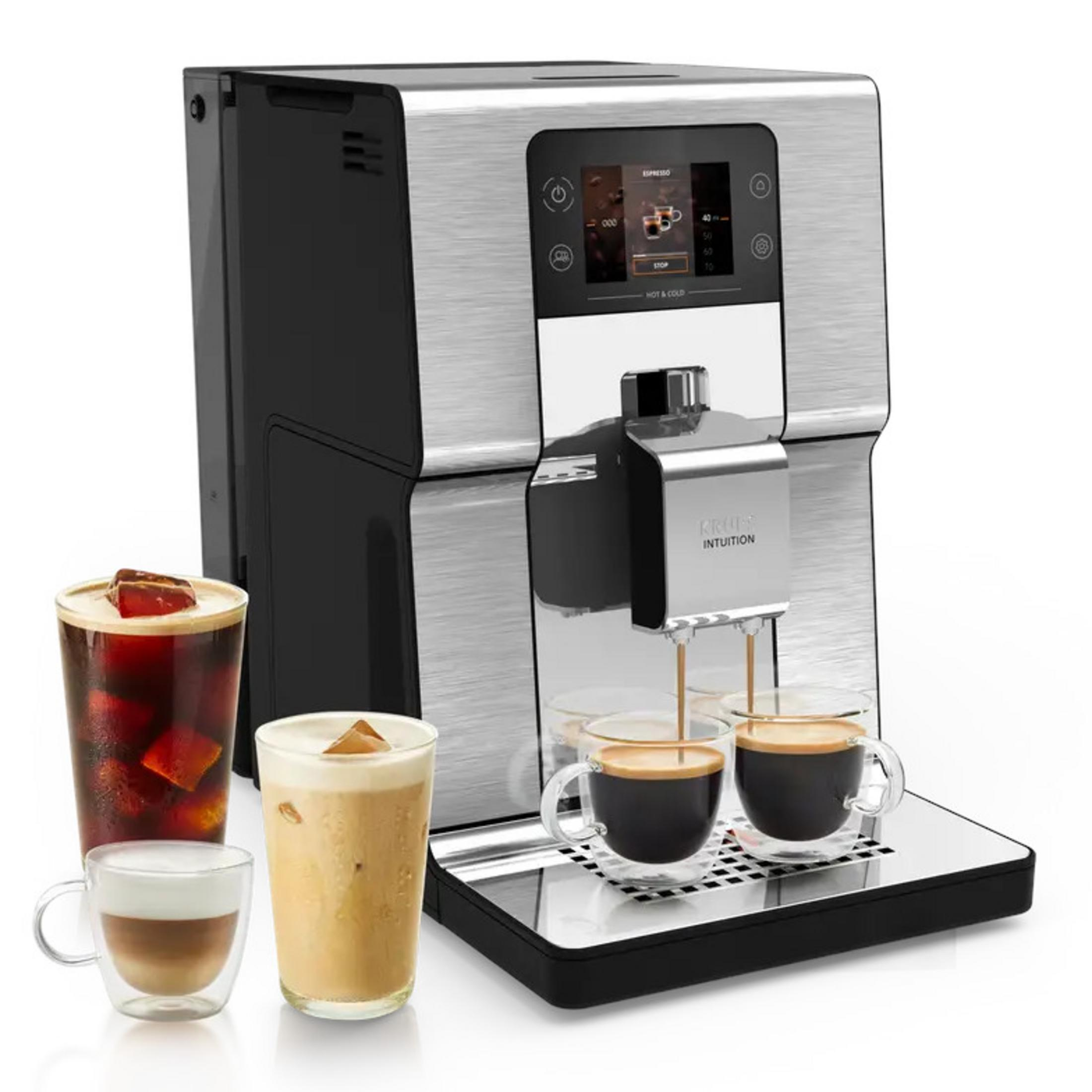 Moderna macchina da caffè in acciaio inox versa caffè in due tazzine, circondata da varie specialità.