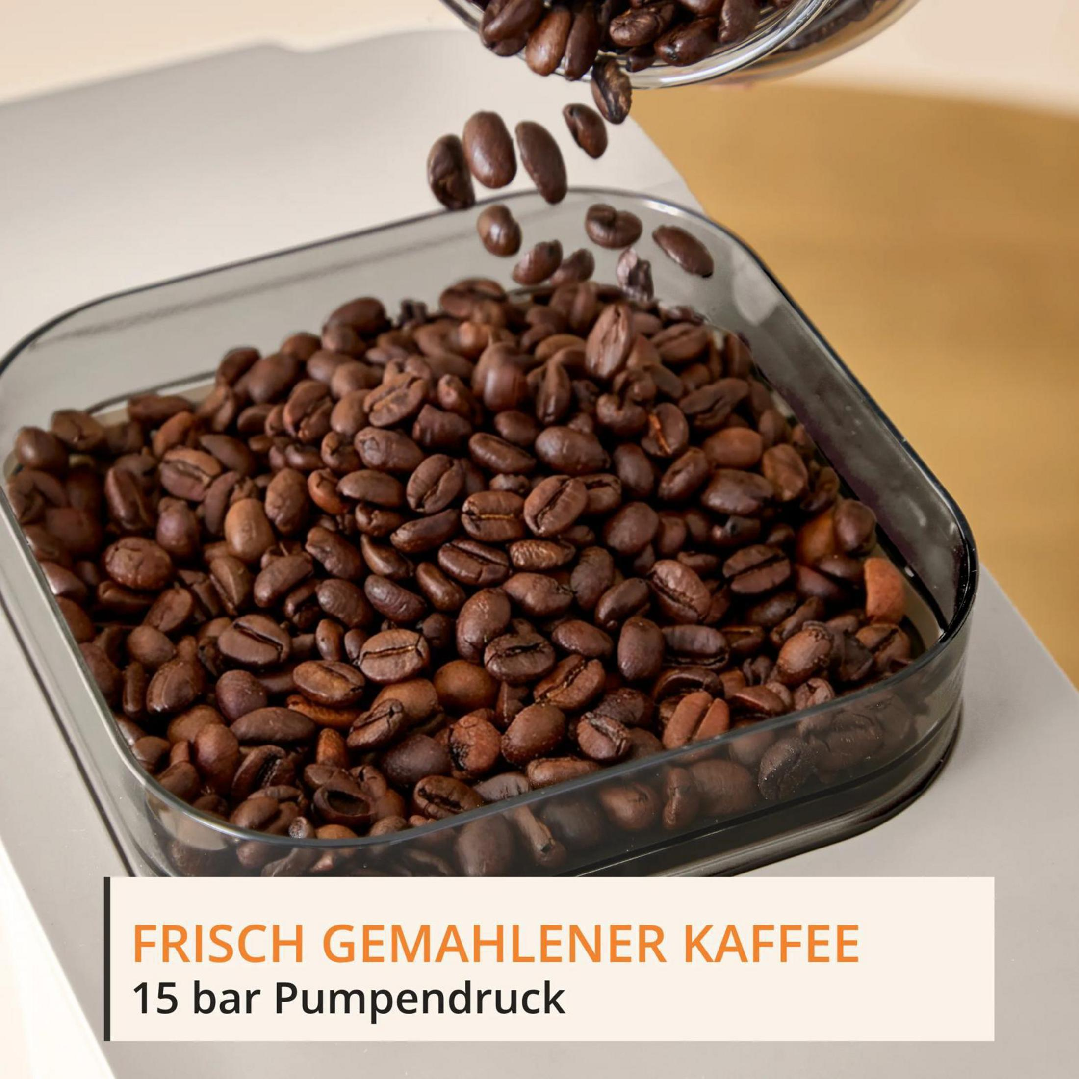 I chicchi di caffè vengono versati nel contenitore di una macchina.