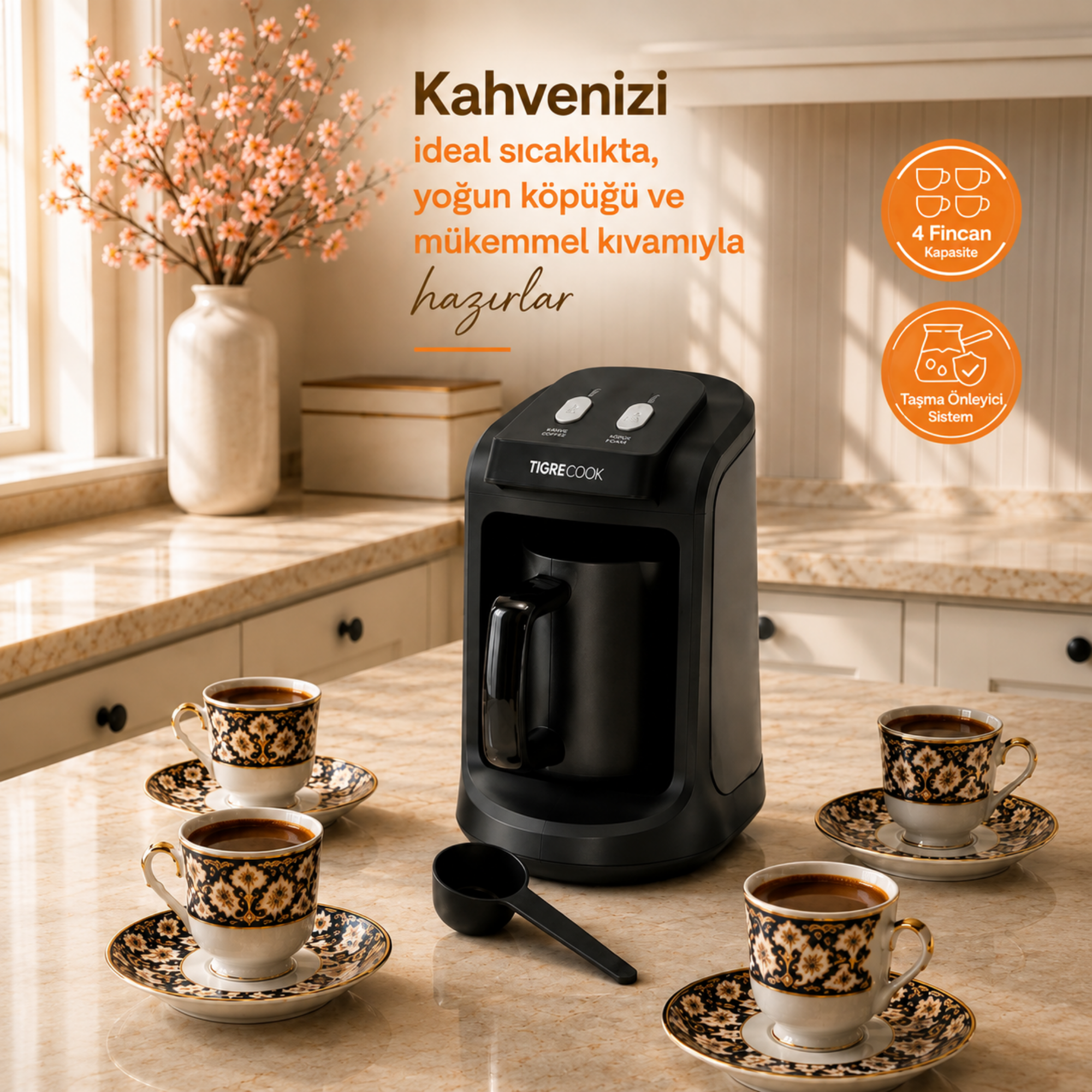 Mutfak tezgahında siyah kahve makinesi, dört fincan ve arka planda pembe çiçekli bir vazo var.