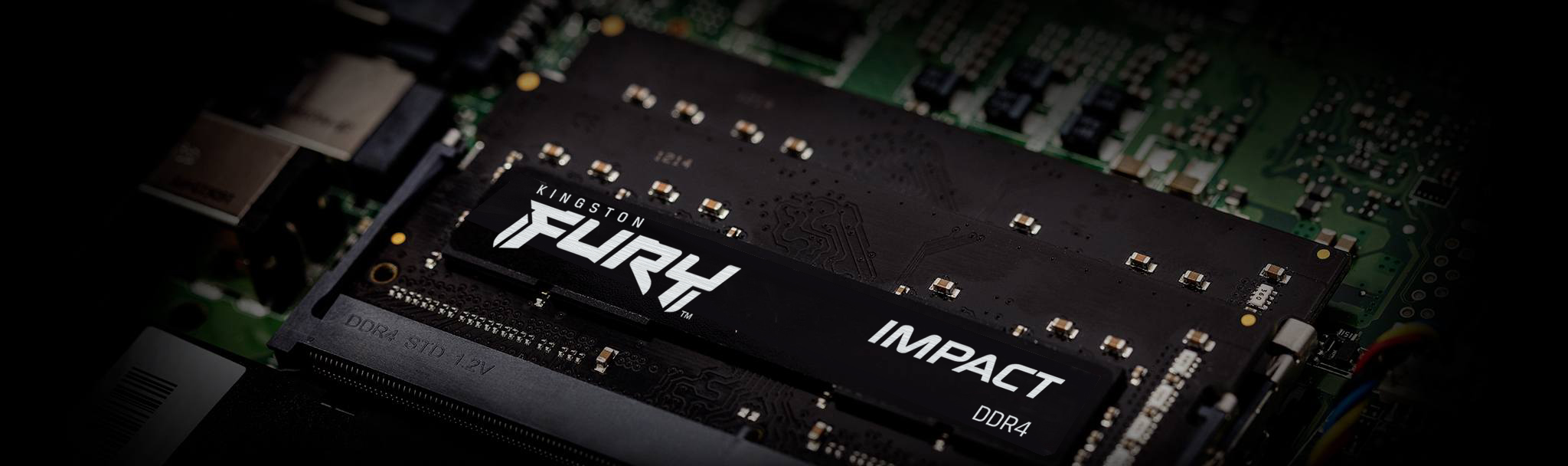 Kingston Fury Impact DDR4-RAM-Modul auf einer schwarzen Computerplatine.