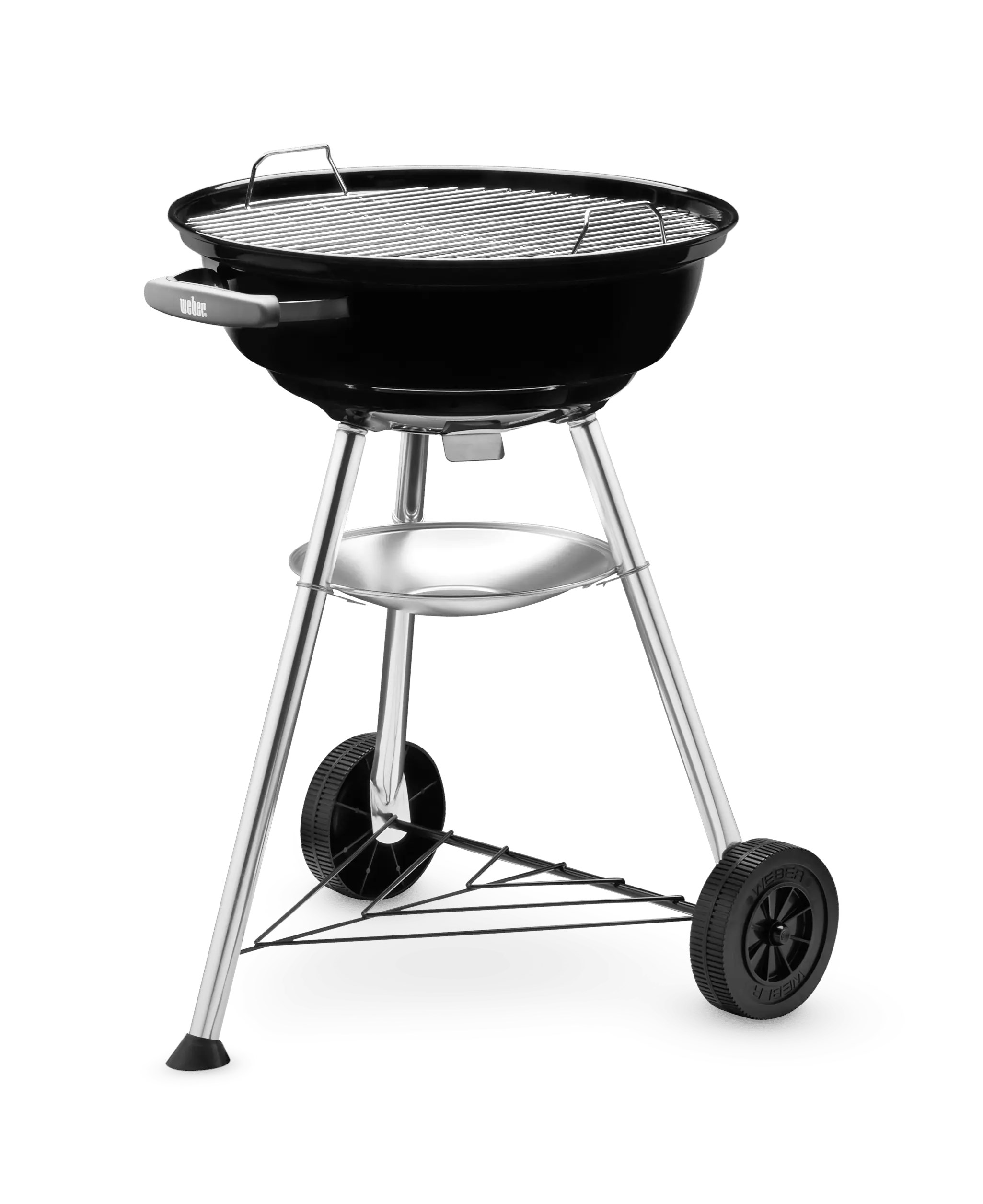Schwarzer Kugelgrill auf drei Metallbeinen mit zwei Rädern und Ablagefläche vor weißem Hintergrund.