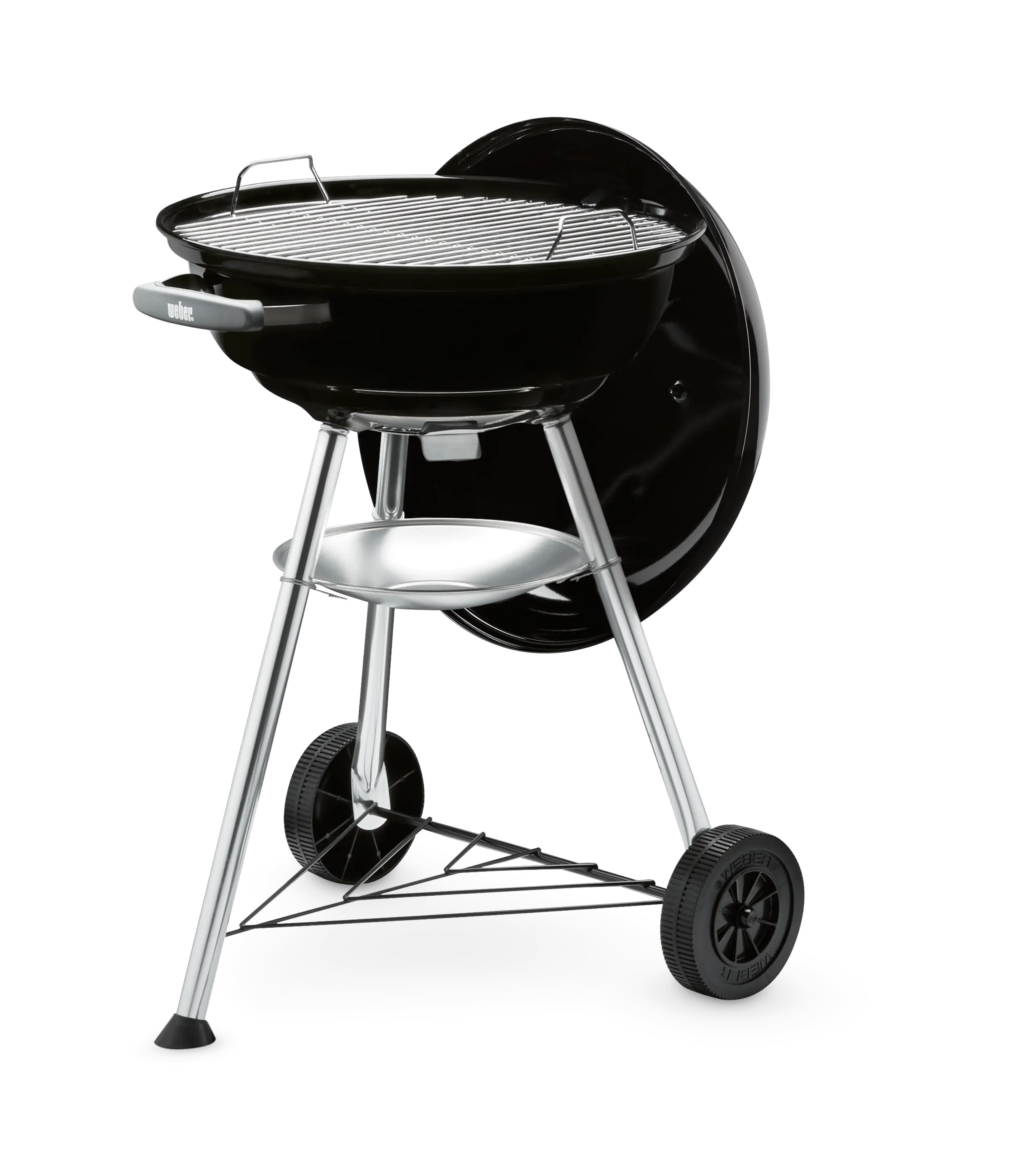 Ein schwarzer Kugelgrill auf einem Stativ mit Metallbeinen und zwei Rädern auf weißem Hintergrund.