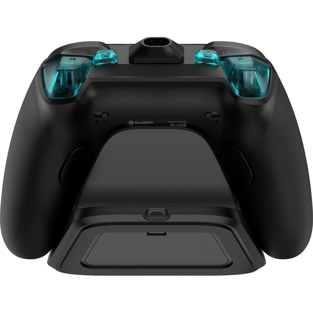 Vista posteriore di un controller nero con trigger blu traslucidi illuminati, su una base di ricarica nera.
