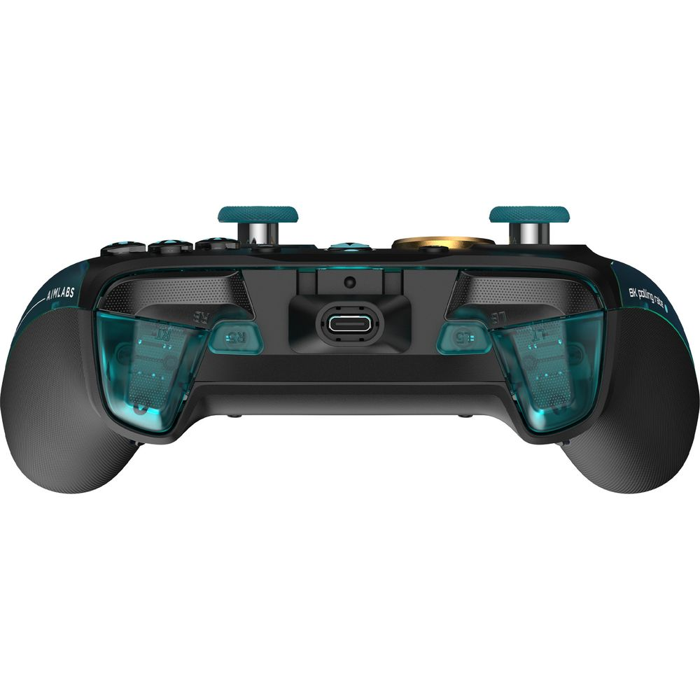 Vista posteriore di un gamepad nero con dettagli turchesi trasparenti, una porta USB-C e levette analogiche.