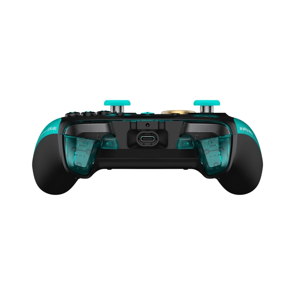 Vista posteriore di un controller nero e turchese con porta USB-C e grilletti trasparenti su sfondo bianco.