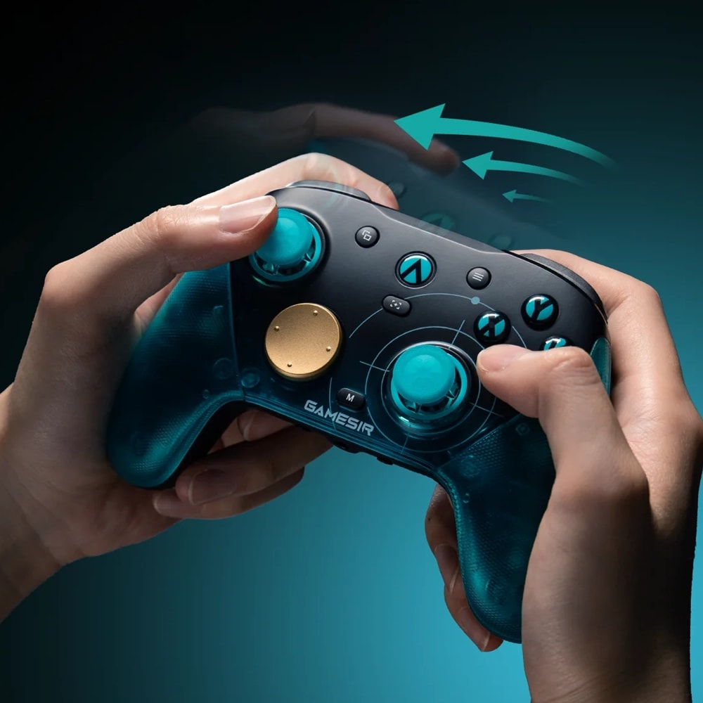 Siyah ve turkuaz GameSir kontrolcüsünü tutan eller, arka planda yukarıyı gösteren hareket okları var.