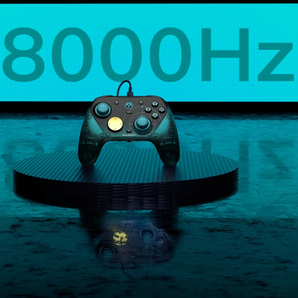 Un controller GameSir nero si trova su un piedistallo rotondo davanti a uno sfondo blu brillante con la scritta 8000Hz.