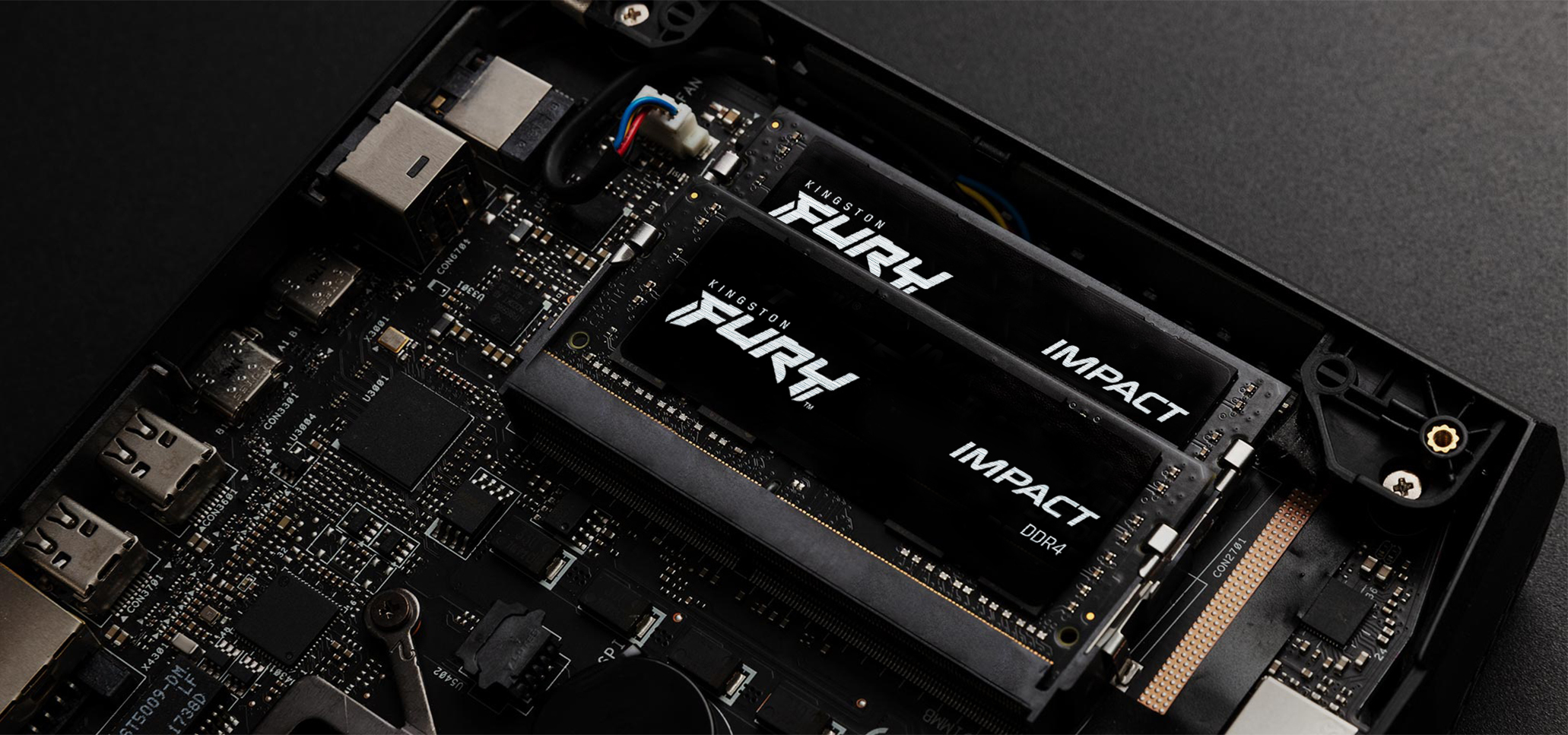 Due moduli RAM Kingston Fury Impact DDR4 installati su una scheda madre nera.