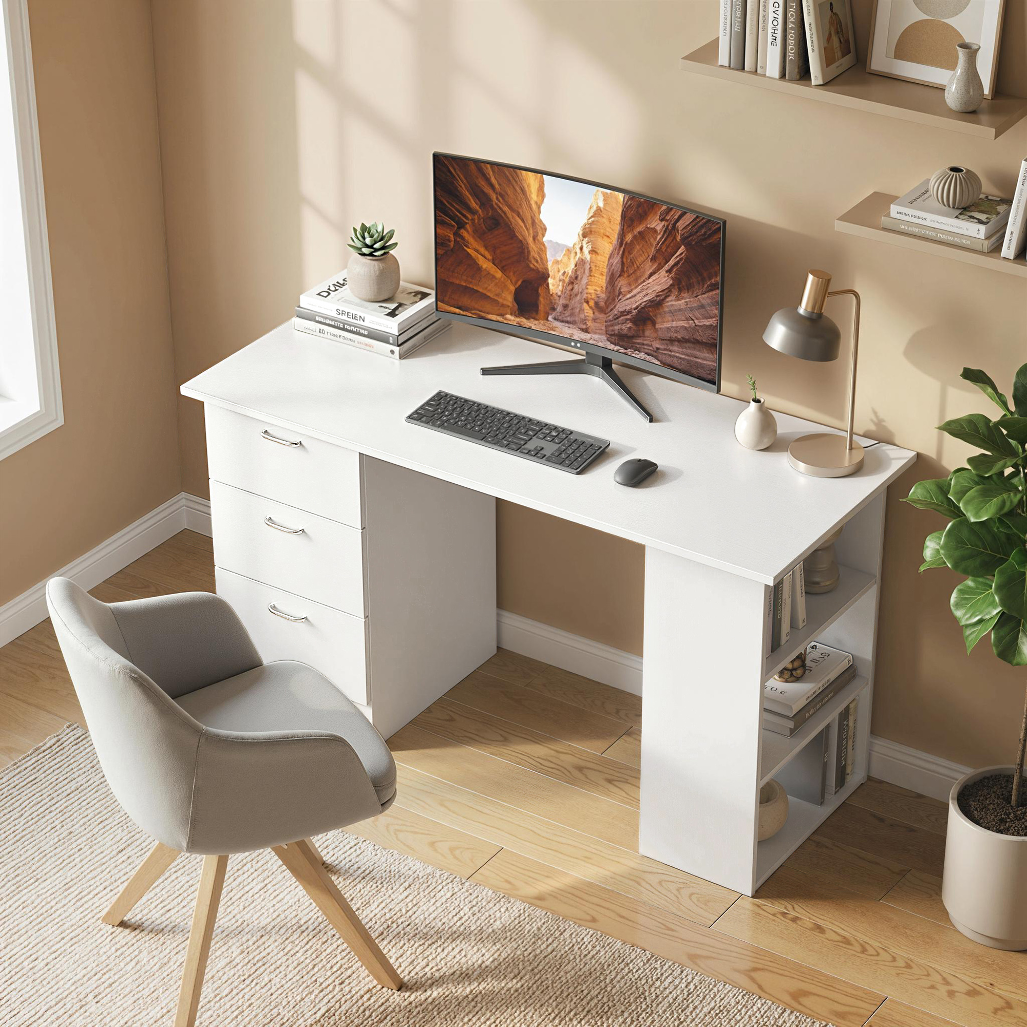Una scrivania bianca con monitor, tastiera e lampada in una stanza con pareti beige.