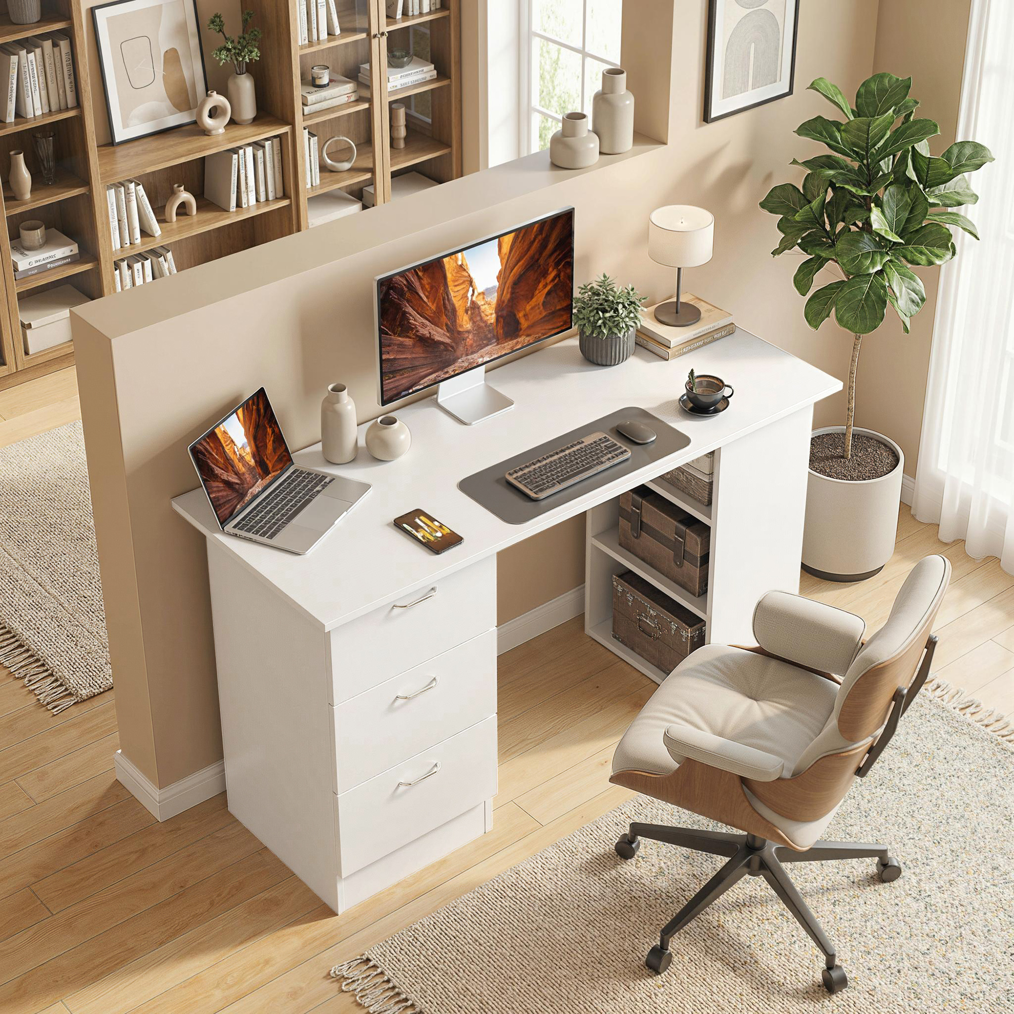 Spazio di lavoro moderno con scrivania bianca, monitor, laptop, sedia, piante e grandi librerie sullo sfondo.