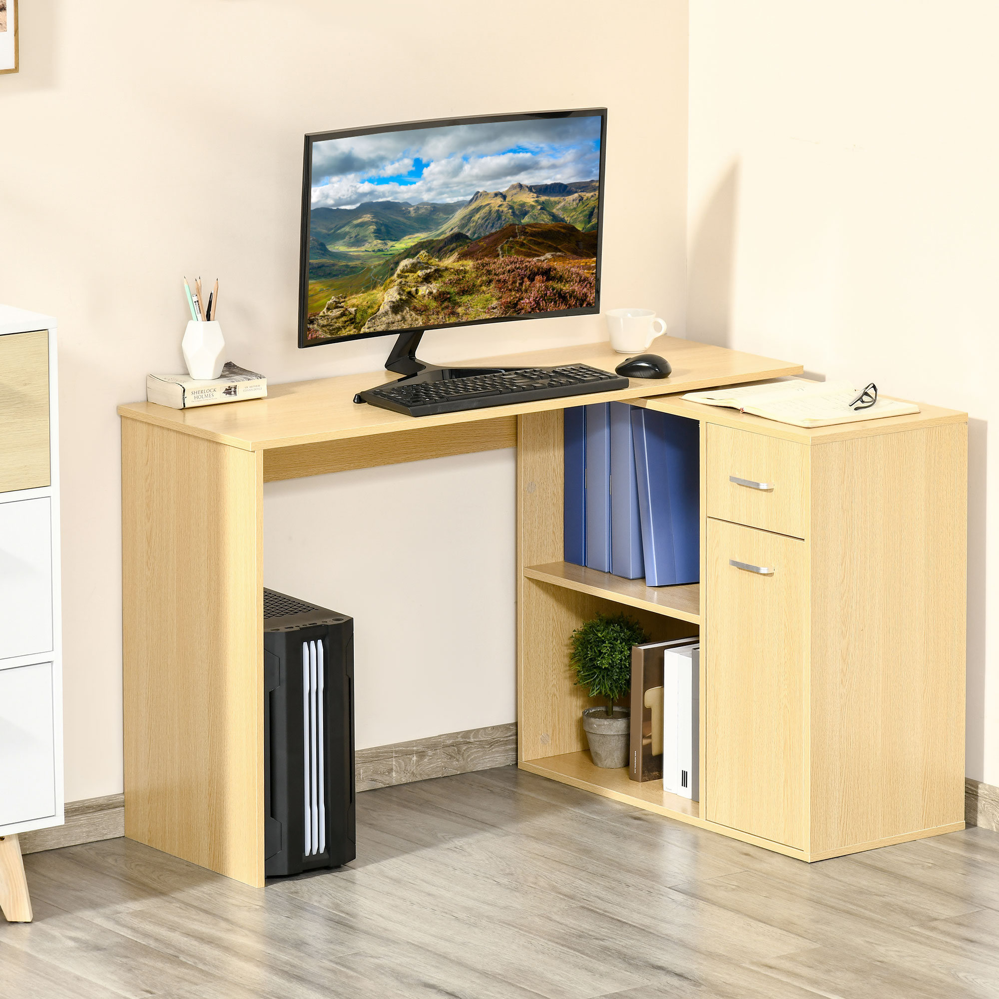 Una scrivania angolare in legno chiaro con monitor, PC, tastiera, mouse e accessori in una stanza.
