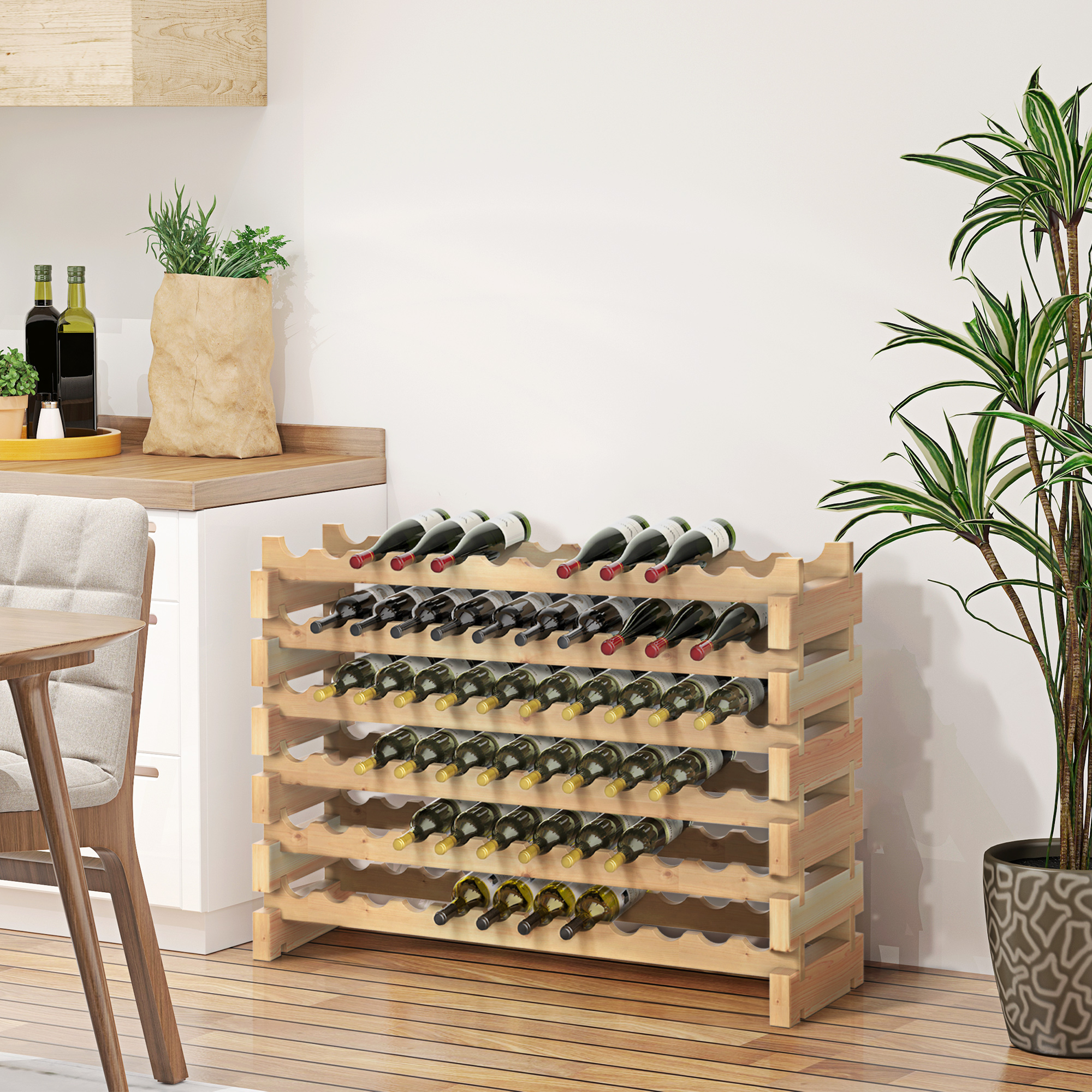 Un grande portabottiglie in legno pieno di bottiglie di vino si trova all'interno vicino a una pianta e a un bancone.