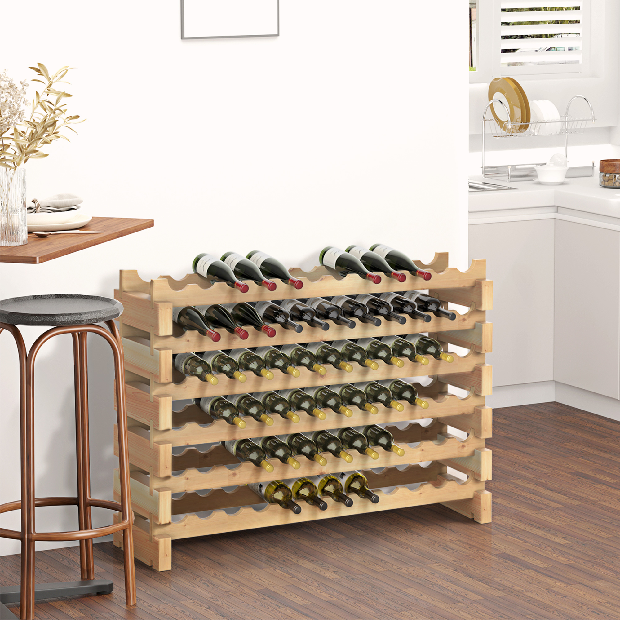 Una cantinetta in legno piena di bottiglie di vino si trova in una cucina luminosa accanto a uno sgabello.