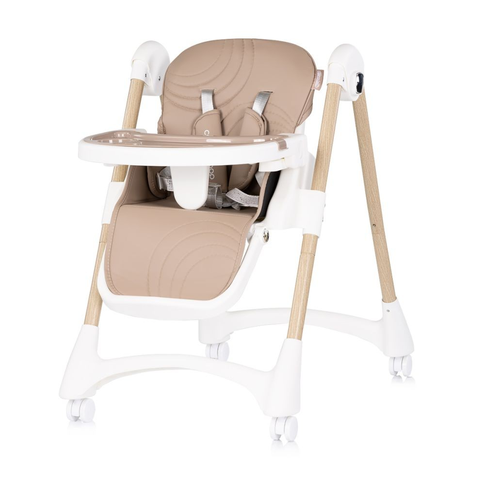 Ein beiger und weißer Kinderhochstuhl mit Holzbeinen und Rollen auf weißem Hintergrund.