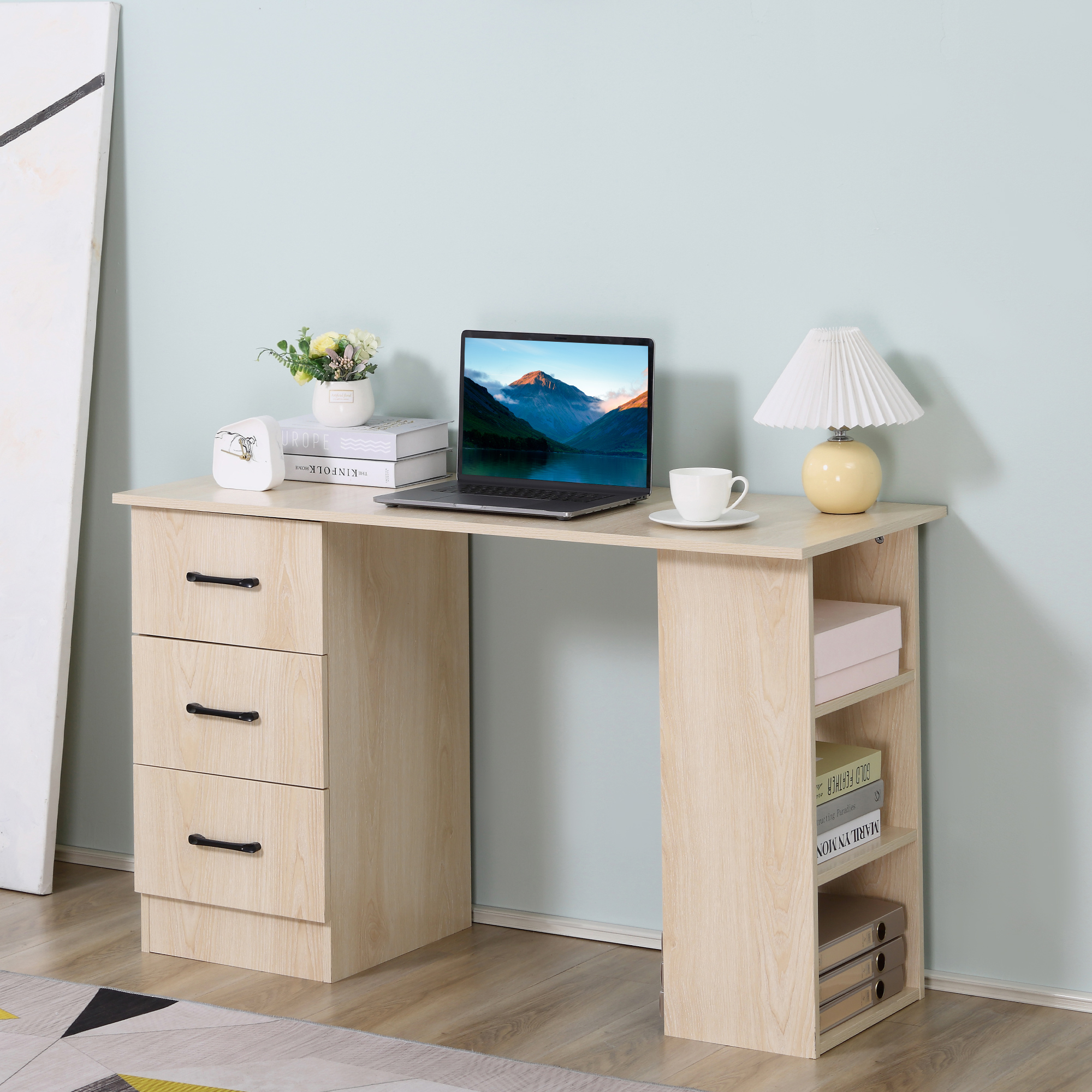 Scrivania in legno con tre cassetti, mensole aperte, laptop, lampada, orologio, fiori e tazza di caffè.